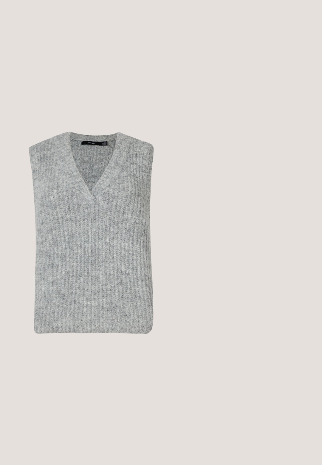 Grijze gebreide vest met een V-hals en mouwloos ontwerp. Heeft een ribbelstructuur en een rechte zoom.; Witte overhemd met knopen, gemaakt van lichtgewicht stof. Heeft lange mouwen, een klassieke kraag en subtiele verticale strepen. Geknipte ontwerp.; Witte op maat gemaakte broeken met een rechte pasvorm, voorzien van voorplooien, twee zijzakken en een schone tailleband voor een nette uitstraling.; Zwarte gepatineerde leren slingback pump met puntige neus, slanke hoge hak en dubbele elastische band voor een veilige pasvorm. Gladde, glanzende oppervlakte.; Metalen zilveren bril met ronde glazen en een dunne montuur. Zwarte tempeltips bieden contrast. Inclusief verstelbare neuspad.; Witte handtas van gevlochten leer met een afgeronde handgreep en uiteinden van de band die geknoopt zijn, afgebeeld tegen een effen achtergrond.