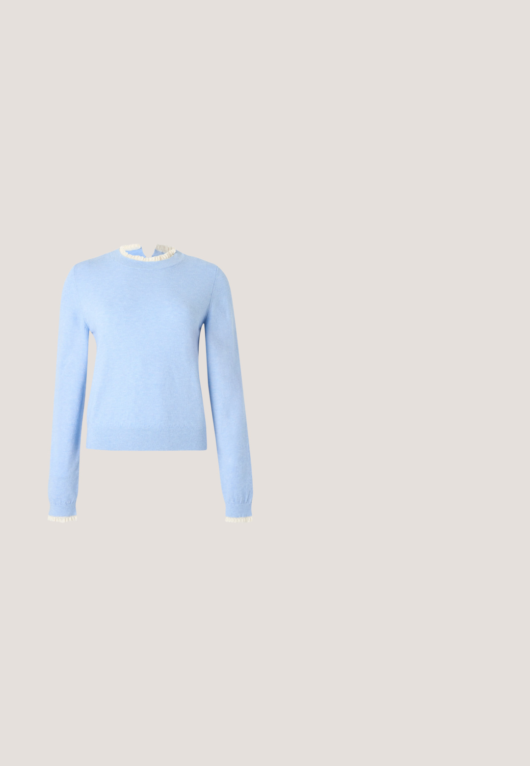 Lichtblauwe trui van zachte stof, met een gerimpelde witte halslijn en manchetten, lange mouwen en een aansluitend ontwerp.; Donkerblauwe corduroy shirt met een kraag, voorkant met knopen en opgeblazen mouwen. Heeft een verticale ribbelstructuur.; Lichtblauwe denimshorts met een losse pasvorm, voorzien van twee grote versleten scheuren aan de voorkant. Vijf zakken en een zichtbare metalen knoopsluiting.; Donkerbruine leren platte schoen met puntige neus, dubbele zilveren gespsluitingen, metalen klinknagels en een decoratief strikje aan de voorkant.; Even&Odd Handtas - brown; Zilverkleurige metalen creolen oorbellen met een glad, licht gebogen oppervlak en sluitingen met haaksluiting op een effen witte achtergrond.
