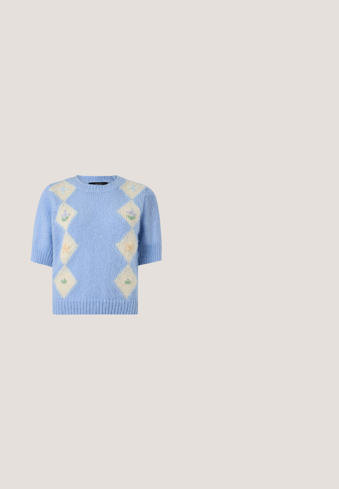 Lichtblauwe gebreide trui met korte mouwen met crèmekleurige ruitpatronen aan de voorkant, elk met kleine pastelgekleurde bloemenmotieven.; Zwart leren miniskirt met een gladde textuur, voorzien van een licht uitlopende vorm, plooien aan de voorkant en een zijnaad voor extra detail.; Zilveren metallic sneakers met een gladde, glanzende oppervlakte, contrasterende witte veters en een witte rubberen zool. Decoratieve stiknaad accentueert het ontwerp.; Zwarte leren tas met een gebogen silhouet, platte handgreep en bijpassend zipportemonneetje. Voorzien van een gouden logo-accent aan de voorkant.; Rechthoekig zilver- en goudkleurig Calvin Klein polshorloge met witte wijzerplaat, gouden Romeinse cijfers en een tweekleurige metalen schakeltand.; Kleine zilverkleurige oorringen met een gestructureerd patroon langs de buitenrand en transparante kunststof achterstukjes, getoond op een lichte achtergrond.