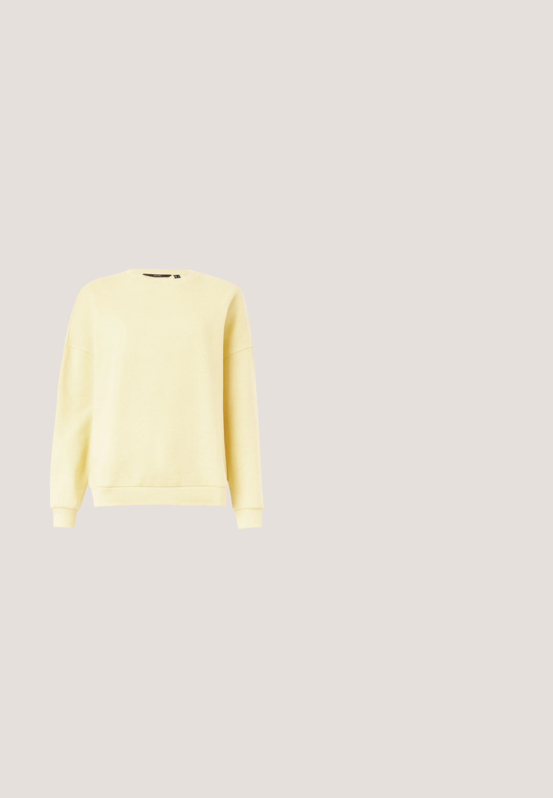 Ronde hals, sweatshirt met lange mouwen in lichtgeel met geribbelde manchetten en zoom, getoond tegen een effen lichte achtergrond.; Donkergrijze overhemdjurk met lange mouwen, knopen aan de voorkant, opgerolde mouwen met knoopbies en een puntige kraag.; Zwarte leren shorts met een gladde, glanzende textuur, voorzien van zijzakken, metallic accenten en een aansluitend tailleontwerp.; Zwarte leren kniehoog laarzen met een brede schacht, bandjesdetails, zilveren hardware en een platte zool. Soepele textuur met een lichte glans.; Zwarte leren draagtas met twee schouderbanden en metalen studs langs de banden, voorzien van een ritssluiting en een klein vooraan geplaatst logo.; Zilveren ketting met stervormige accenten versierd met heldere edelstenen, geregen aan een dun verstelbaar koord met pareleindes.