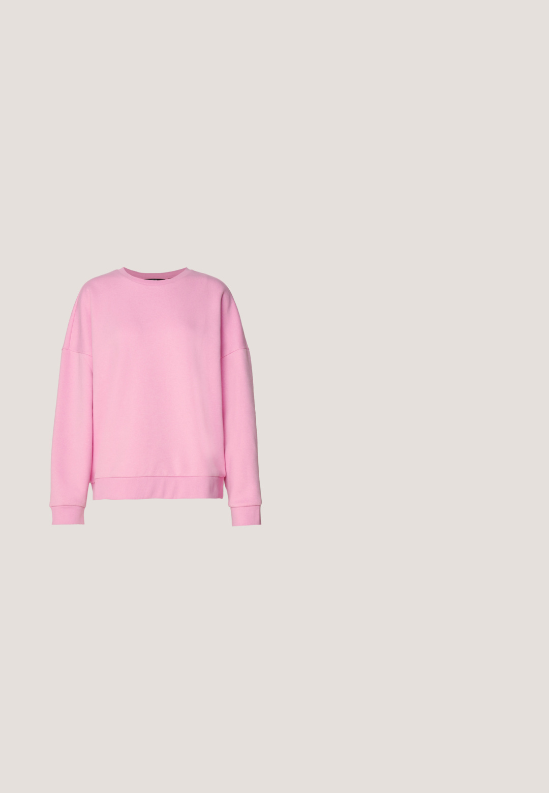 Vero Moda VMBEA - Sweatshirt - bonbon; Pink t-shirt med rund hals og korte ærmer i afslappet pasform og ensfarvet design, vist mod en hvid baggrund.; Lyserøde bukser med vide ben, elastisk talje uden synlige lommer eller lukninger, vist forfra på en hvid baggrund.; Lyserød sportssko med mesh og metalliske accenter, tyk tekstureret sål, snørelukning foran og trækstrop ved hælen på ensfarvet baggrund.; Rosa polstret tote bag med to teksturerede håndtag, en rektangulær base og et mærke, der viser "MADS NØRGAARD COPENHAGEN." Glat overflade.; Rund halskæde med lyserøde polerede perler og guldlås, arrangeret i en cirkel på en hvid baggrund.