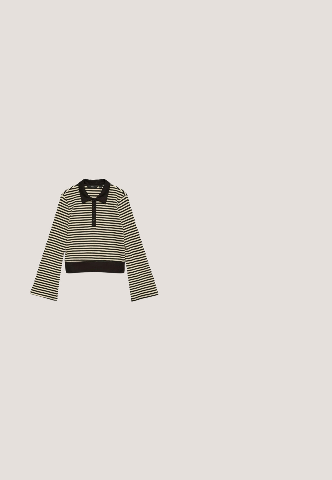 Camisa polo de manga larga a rayas horizontales negras y beige con un cuello negro y una fila de botones, extendida sobre un fondo blanco.; Body negro sin mangas con cuello alto y finas tiras en los hombros sobre fondo blanco.; Falda plisada negra con diseño floral en tonos de rosa y naranja, con una cinturilla ancha y cordones ajustables en el dobladillo.; Zapatos de tacón estilo slingback negros con punta afilada, textura de cuero suave, un tacón bajo tipo kitten heel y una correa con un detalle de hebilla metálica.; Bolso de mano de cuero negro texturizado con correa corta y gran cierre central con el logo dorado "G", acentos de hardware dorado en los lados.; Pendientes de stud en tono dorado, con un diseño irregular y suave, que presenta una superficie reflectante y bordes ondulados. Sin adornos adicionales.