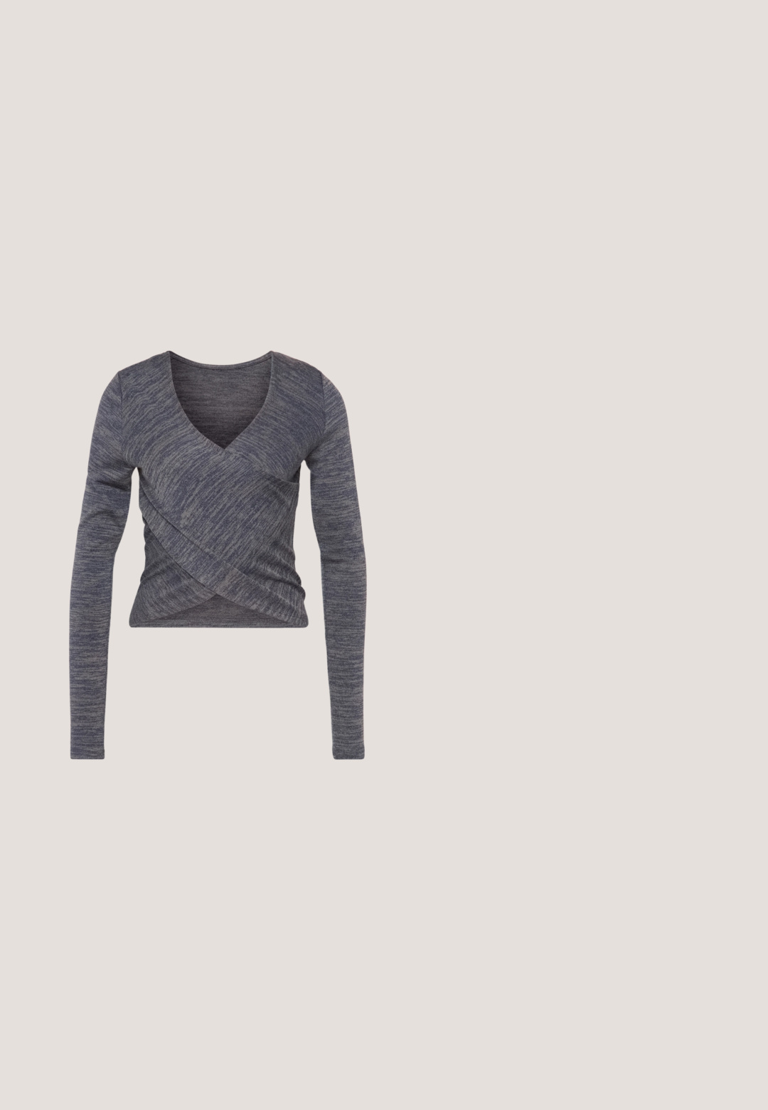 Haut en tricot à manches longues de couleur gris foncé, présentant un décolleté en V et un design croisé, avec un motif texturé et une silhouette ajustée.; Jean large en denim bleu foncé, avec une taille haute, fermeture à bouton en métal et coutures décoratives le long des poches.; Chaussure Mary Jane en cuir verni noir avec un bout arrondi, un talon bloc bas et une bride ajustable avec boucle sur fond neutre.; Lunettes de soleil ovales noires avec des branches fines et des verres teintés rouges posées sur une surface blanche.; Petit sac à main noir brillant avec deux longues anses et des détails à cordon sur les côtés sur un fond clair uni.; Boucles d’oreilles créoles en forme d’étoile argentée avec une finition lisse et polie sur un fond blanc uni.