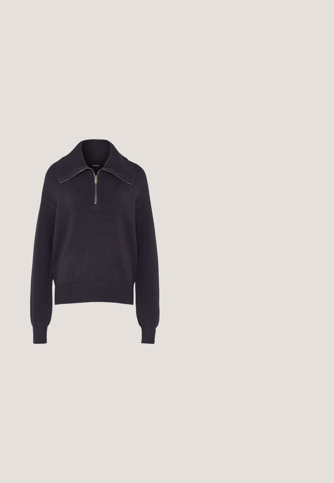Pull en maille bleu marine foncé avec col zippé demi-hauteur, poignets côtelés et motif texturé sur le corps. Tissu doux et de poids moyen.; Sweat-shirt court blanc à manches courtes avec col rond côtelé et texte de marque subtil sur l\'épaule gauche supérieure.; Pantalons larges en velours côtelé gris avec des côtes verticales, dotés d'une fermeture à bouton, de passants de ceinture et de deux poches avant. Texture lisse.; Baskets montantes en cuir blanc et daim avec une semelle en caoutchouc beige. Elles disposent d'un laçage à l'avant et d'une bride Velcro pour un ajustement sécurisé.; Sac cabas en toile beige avec garniture en cuir marron foncé, double sangle d'épaule et petit détail bouton doré à l'avant.; Boucles d'oreilles en clip argentées avec un design en spirale, présentant une texture métallique lisse et des formes arrondies. Pas d'embellissements ou de motifs visibles.