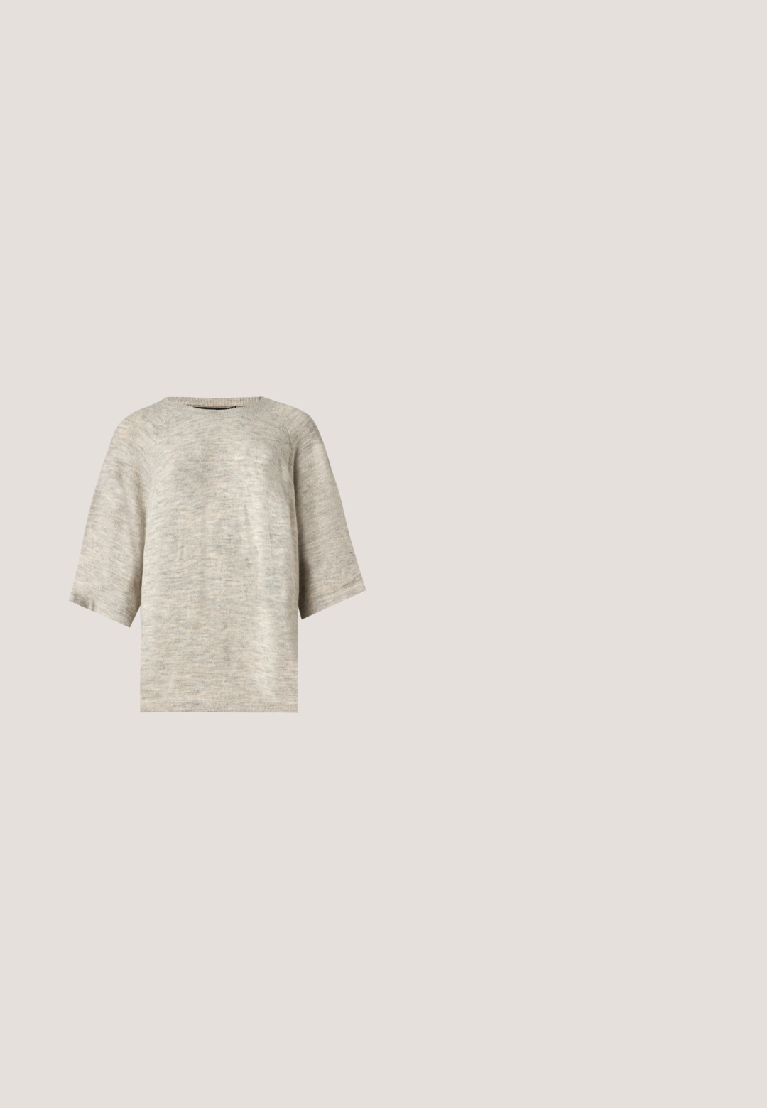 Hellgrauer gestrickter Pullover mit dreiviertellangen Ärmeln und rundem Ausschnitt auf schlichtem Hintergrund.; Beige, langärmliges Hemd aus wildlederähnlichem Material, mit Kragen, zwei Brusttaschen und Knopfleiste mit dunklen Knöpfen.; Weiße Leinen-Culottes mit elastischem Bund, weit geschnittenen Beinen und einer strukturierten Oberfläche. Das Kleidungsstück hat eine lockere, entspannte Passform für maximalen Komfort.; Dunkelbrauner Velours-Slingback-Pumps mit spitzer Kappe und kleinem Absatz auf schlichtem hellem Hintergrund.; Braune Tragetasche mit schwarzen verstellbaren Schulterriemen und silberner Schnalle, glatte Textur, einfaches und strukturiertes Design vor einfarbigem Hintergrund.; Paar unregelmäßiger, asymmetrischer goldener Creolen mit glatter, matter Oberfläche vor neutralem Hintergrund.