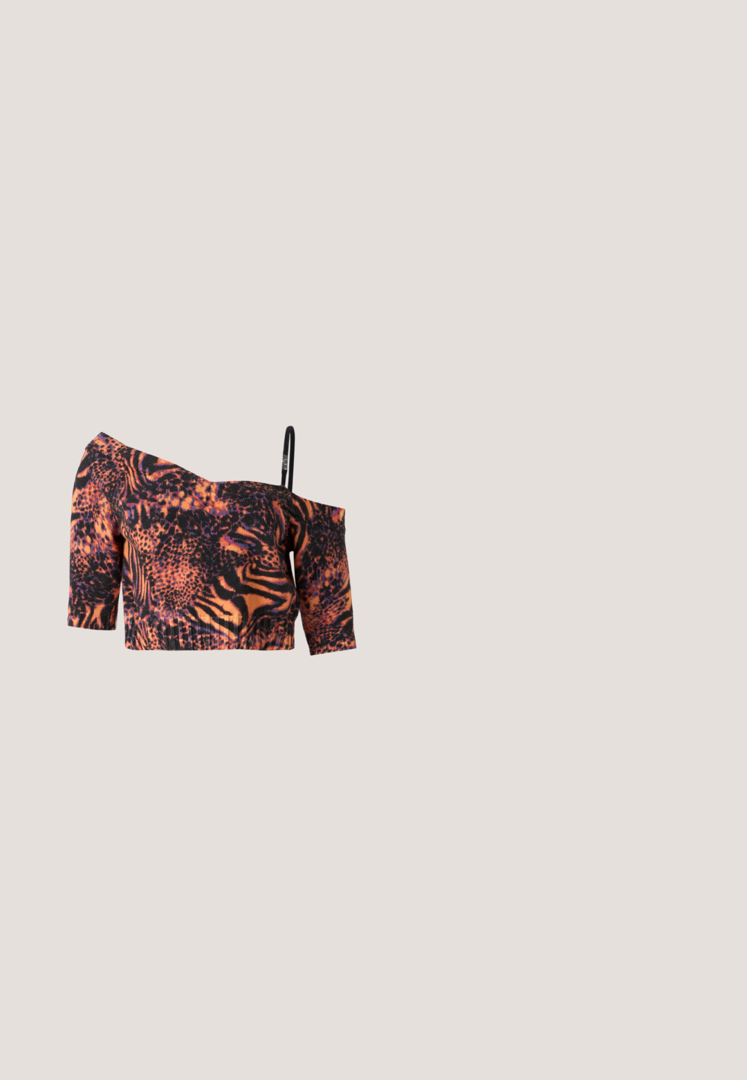 Crop top εκτός του ώμου με ζωηρό πορτοκαλί και μαύρο σχέδιο ζώου, κοντά μανίκια, ραβδωτή υφή και λεπτό ρυθμιζόμενο λουράκι.; Τζάκετ τζιν που συνδυάζει μπλε και γκρι με φερμουάρ μπροστά, μακριά μανίκια και μοναδικό αφηρημένο μοτίβο. Υφή υφάσματος.; Λεπτά τζιν σε σκούρο μπλε τζην με ήπια φθορά. Διαθέτουν κλασικό σχέδιο πέντε τσεπών και μεταλλικό κούμπωμα.; Άσπρο αθλητικό παπούτσι με υφή στο επάνω μέρος, στρογγυλεμένο σχήμα, παχιά λευκή σόλα και αντίθετη μαύρη εξωτερική σόλα. Διαθέτει σχέδιο με κορδόνια και πίσω θηλιά.; Μπλε τσάντα tote από denim σχεδιασμένη να μοιάζει με τζιν με θηλιές ζώνης, τσέπες και κλείσιμο με κουμπιά, με δύο λουριά ώμου.; Σκουλαρίκια σε σχήμα καρδιάς από λευκό πλαστικό με ασημένια ελάσματα. Φοράει το λογότυπο "Guess" σε γκρι γραμματοσειρά. Λείος υφή και γυαλιστερή φινίρισμα.
