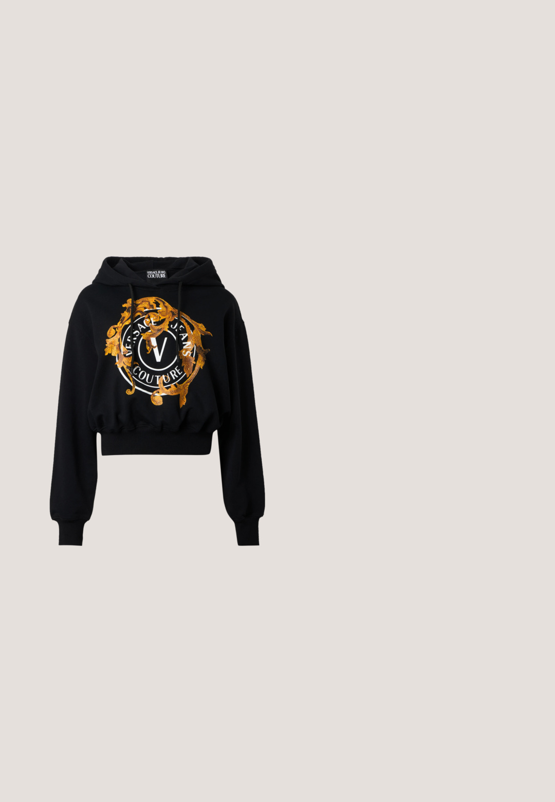 Schwarze, kurz geschnittene Kapuzenjacke aus weichem Stoff, die ein gold- und orangefarbenes, kunstvoll gestaltetes Motiv mit kreisförmigem Text und einem zentralen "V"-Logo zeigt.; Schwarzer Body mit langen Ärmeln, verziert mit aufwendigen goldenen Blumenmustern und einem hoch geschnittenen Beinschnitt. Hergestellt aus glattem Material.; Schwarze, weit geschnittene Hose mit elastischem Bund, ausgestattet mit einem kräftigen goldgelben Barockwirbelmuster und verstellbaren Kordeln an den Säumen.; Schwarzer Lackleder-High-Heel-Schuh mit spitzer Zehe, einer Schleifendetaillierung auf der Vorderseite und einer dekorativen goldfarbenen Hardware-Akzent auf der Rückseite.; Schwarze Michael Kors Schultertasche mit goldenem Kettenriemen, goldenem Reißverschluss und schwarzem Blumenanhänger mit goldenem MK-Logo.; Goldene Creolen mit eingearbeiteten klaren Kristallen und geometrischem Design mit offenem Quadrat auf hellgrauem Hintergrund.