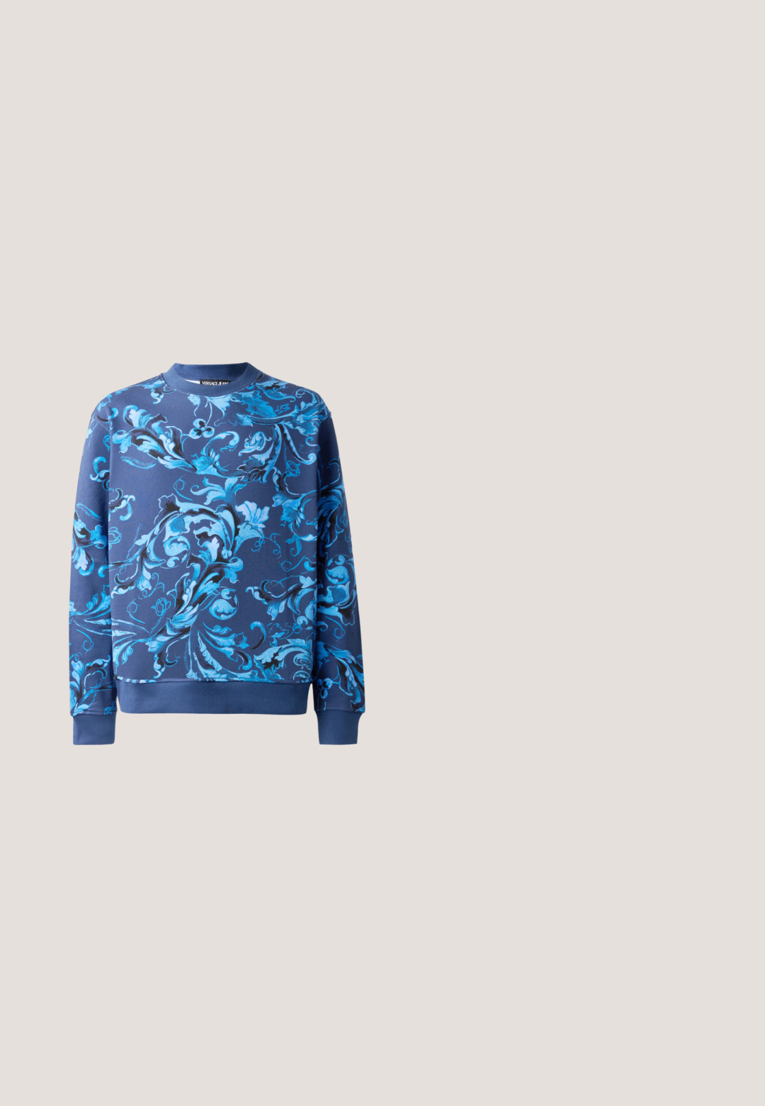 Sweatshirt marine avec des motifs floraux bleus complexes. Il a un col rond et des poignets côtelés. Fabriqué en tissu doux avec une texture lisse.; T-shirt en coton noir à manches courtes avec un grand texte blanc "VERSACE JEANS COUTURE" sur le devant. Design classique avec col rond.; Pantalon léger bleu marine avec une taille élastique, un cordon de serrage et des ourlets ajustés. Fabriqué à partir d'un matériau lisse, avec un design simple.; Baskets basses noires avec semelle blanche, lacets à motif noir et blanc, et logo "Versace Jeans Couture" sur le côté.; Lunettes de soleil noires avec une forme carrée, monture en plastique mat, verres sombres et branches fines arborant un logo sur le côté extérieur.; Sac bandoulière noir en nylon avec rabat, doté d'une fermeture à bande logo proéminente, d'une bandoulière réglable et de détails de surpiqûres sur les côtés.
