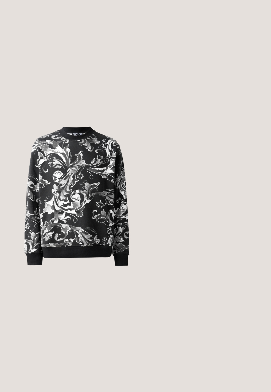 Schwarzer Pullover mit aufwendigen weißen Blumenmustern, rundem Halsausschnitt und gerippten Bündchen. Glattes Material mit entspanntem Schnitt.; Schwarzes Poloshirt mit einem Halb-Reißverschluss, weißem, gebrandetem Kragen und Bündchen, die ein kontrastierendes Logomuster zeigen. Kurzarm. Aus Baumwolle.; Schwarze leichte Hose mit elastischem Bund, Kordelzugverschluss und Reißverschluss am Saum für eine verstellbare Passform. Glatte, elegante Textur.; Schwarzer und weißer Sneaker mit einem glatten Lederobermaterial, durchlöcherter Zehenbox, kontrastierendem weißen Element und Logodetails an der Seite und Ferse.; Gucci Sonnenbrille - black/crystal/grey; Schwarze, strukturierte Umhängetasche mit Klappverschluss und kleinem Metalllogo auf der Vorderseite, vor einem schlichten Hintergrund präsentiert.