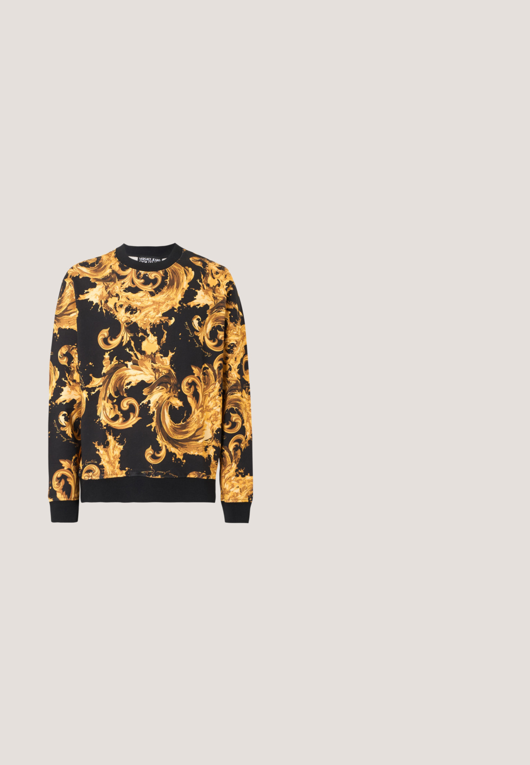 Schwarzer Pullover mit kunstvollen goldenen Barockornamenten in geschwungenem Muster sowie gerippten Bündchen und Saum.; Schwarzes T-Shirt mit lebhaftem goldenen Barockmuster, kurzen Ärmeln und rundem Halsausschnitt. Aus Baumwolle gefertigt, mit Logo der Marke am Saum.; Schwarze Jogginghose mit einem goldenen Blumenmuster an der Seite, in taillierter Form und mit elastischen Bündchen. Hergestellt aus weichem Baumwollmaterial.; Schwarze und goldene Sneakers mit einem Mesh-Obermaterial, dicker Sohle und dekorativen Hardware. Besitzt ein auffälliges Logo-Patch im Bereich der Schnürung.; Schwarze Sonnenbrille mit schwarzen Gläsern, goldenem geometrischem Rahmen und schwarzen Bügelenden, vor einem einfarbigen hellen Hintergrund dargestellt.; Schwarze Moschino Bauchtasche mit goldenem Reißverschluss und MOSCHINO-Logo auf der Vorderseite, verstellbarer Riemen, vor einfachem Hintergrund gezeigt.