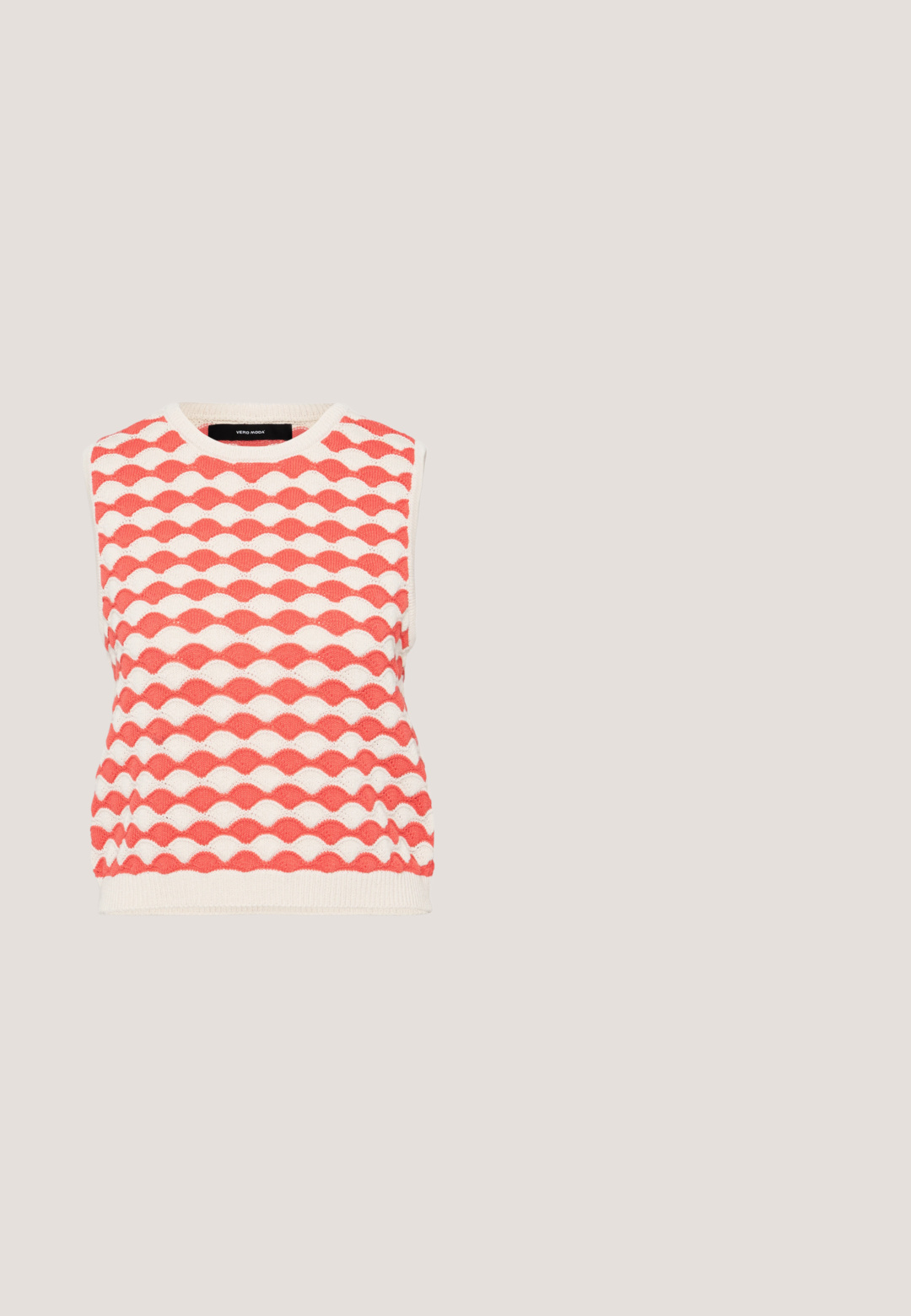 Strik uden ærmer med et bølge mønster i koral og fløde. Stoffet har en tekstureret finish og en rund halsudskæring.; Lyseblå cropped denimskjorte med korte ærmer, knaplukning foran, krave og to brystlommer.; Denim nederdel i lyseblå med en flared form, der har lukning med knapfortsats, to sidelommer og kontrastsyninger.; Beige lavt skindesko med tyk sål, perforeret tå, lyserød hælkant og mørkebrune snørebånd på ensfarvet lysegrå baggrund.; Tan ruskinds skuldertaske med buet design, justerbar rem, metallynlås og præget logo-detail på forsiden.; Guld geometriske øreringe med en poleret overflade, der har en abstrakt form og fremtrædende udskæring, sikret med en hængselspænde.