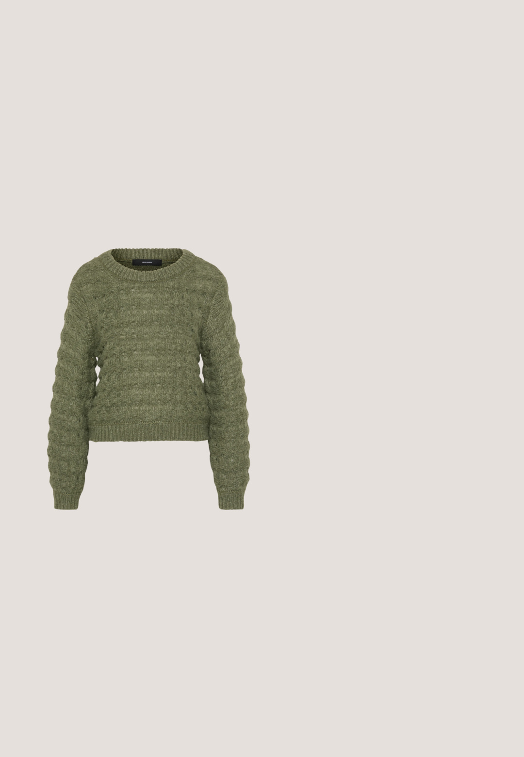 Pull en maille vert avec un motif texturé, col rond et manches longues. Les poignets et l'ourlet côtelés ajoutent des détails structuraux.; Even&Odd T-shirt à manches longues - green; Pantalons évasés noirs en tissu texturé avec une taille élastique. Le design est long et a une finition douce.; Baskets athlétiques beige et vert olive avec une semelle épaisse blanche, une accroche noire Vibram, une tige en mesh et le texte « WEEKEND » sur la sangle du talon.; Sac hobo noir en tissu doux, avec une forme courbée, une fermeture éclair et une large sangle réglable. Texture lisse sans motifs.; Paire de boucles d'oreilles en or avec devant en forme de cœur texturé et fermoir papillon sur fond blanc.