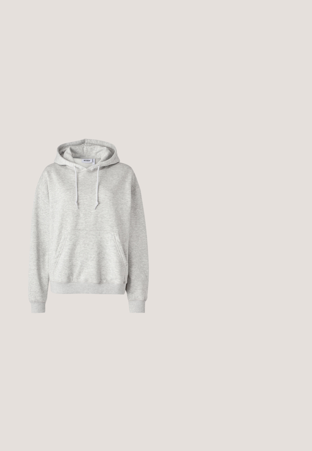 Lysegrå hættetrøje med frontlomme, justerbar snøre i hætten og ribstrikkede manchetter og kant.; Sort og beige ternet bluse med V-udskæring og flæset detaljer på skuldrene. Lange ærmer med elastiske manchetter. Blødt stof.; Bredde bukser i et blødt gråt stof. Har en knaplukning og rene sømme. Glat tekstur uden synlige mønstre eller udsmykninger.; Sorte suede ankelstøvler med flad sål, med en bageste træksløjfe, båret med hvide ankelstrømper mod en minimalistisk baggrund.; Skildpaddebens rektangulære briller med klare linser, der har kraftige stel, guldaccenter og et strømlinet design.; Sort rektangulær håndtaske med kort håndtag og aftagelig skulderrem, præsenteret mod en lys, ensfarvet baggrund.