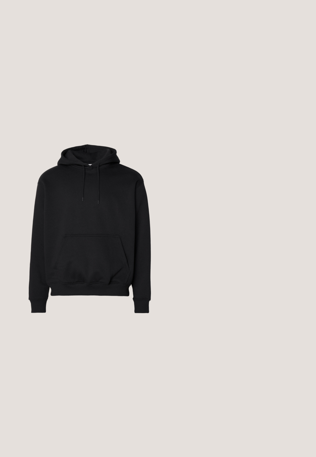 Sort pullover hoodie lavet af blød bomuldsblanding, har en kengurutaske, snøre i hætten, ribbede ærmer, og en afslappet pasform.; Hvid oversized t-shirt med korte ærmer og rund halsudskæring med sænkede skuldre, fladt lagt på lys grå baggrund.; Sorte jeans med lige ben, forlommer, bæltestropper, knaplukning og synlige syninger.; Sort læder loafersko med en bred rem over forfoden, gummisål med tykke mønstre og glat overflade. Klassisk, slankt design.; Sæt af fem sølvringe: to glatte bånd, en rektangulær, en rillede, og en kæde-lignende åben ring, alle med en poleret overflade.; Sort læderbælte med en sølvfarvet rektangulær spænde, der har en glat tekstur og kontrasterende lyse syninger langs kanterne.