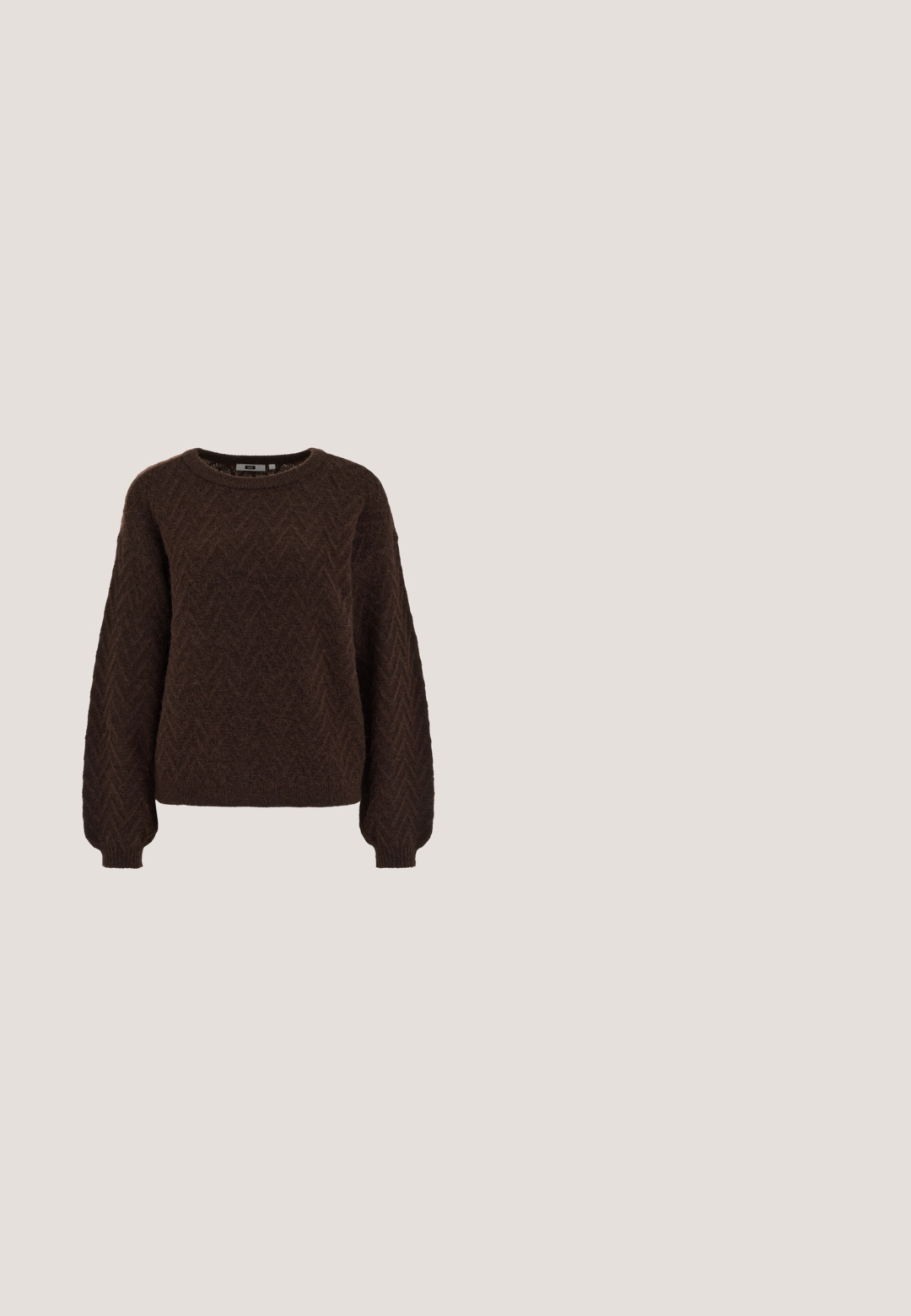 Brun sweater med sildebensmønster, rund halsudskæring og lange ærmer. Blød tekstur og ribbede manchetter fuldender designet.; Mørkeblå denim ærmeløs vest med seks runde metalknapper. Har guldfarvet nitte-trim langs kanterne for ekstra detaljer.; Jeansskørt med en mørk vask, A-formet design, frontlukning med knapper og subtile syninger. Har en sidelukning.; Brun læder højhælet sko med spids tå, tre dekorative sølvspænder foran og ankelrem med sølvspænde.; Mørkebrun rektangulær læder skuldertaske med top-håndtag, lynlåslomme foran og blomsterformet lædervedhæng på lynlåstrækkeren.; Par af skinnende ørestikker i guldfarvet knudeform på en ensfarvet hvid baggrund.