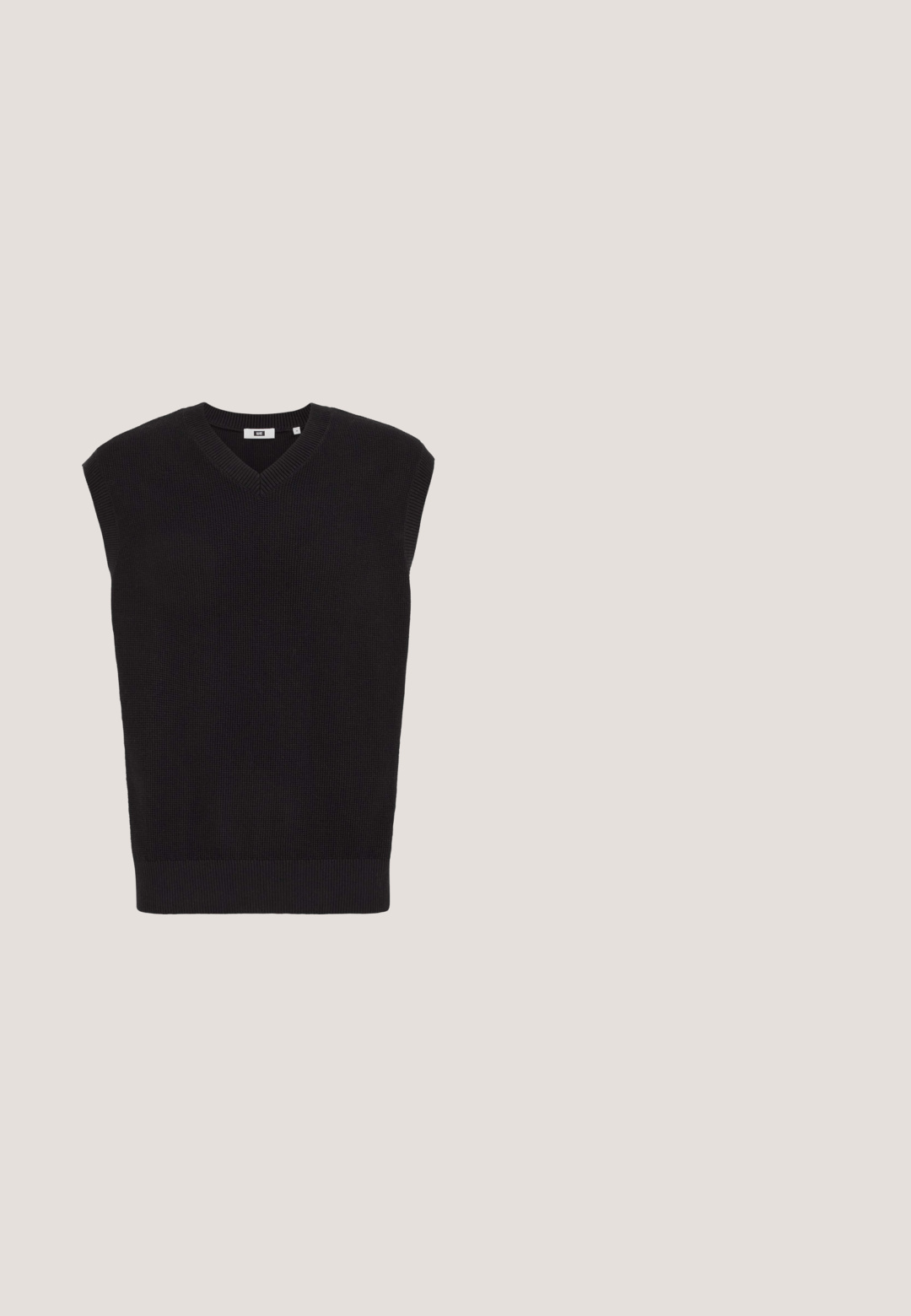 Zwarte gebreide mouwloze trui met V-hals en geribbelde randen, getoond op een effen witte achtergrond.; Zwart T-shirt met korte mouwen, gemaakt van gestructureerde stof, met een camp collar en een sluiting aan de voorkant met vijf knopen.; Zwarte shorts van textuurstof met een elastische tailleband en een trekkoord. Het ontwerp heeft een subtiel reliëfpatroon.; Zwarte flip-flops gemaakt van glad materiaal, met een tanga-stijl band, een gestructureerde voetbed en een geperst logo op de zool.; Zwarte ronde zonnebril met dikke montuur en donkergetinte glazen, weergegeven tegen een witte achtergrond.; Zwarte leren heuptas met een gladde textuur, gebogen vorm, twee met rits afgesloten compartimenten en een verstelbare riem.