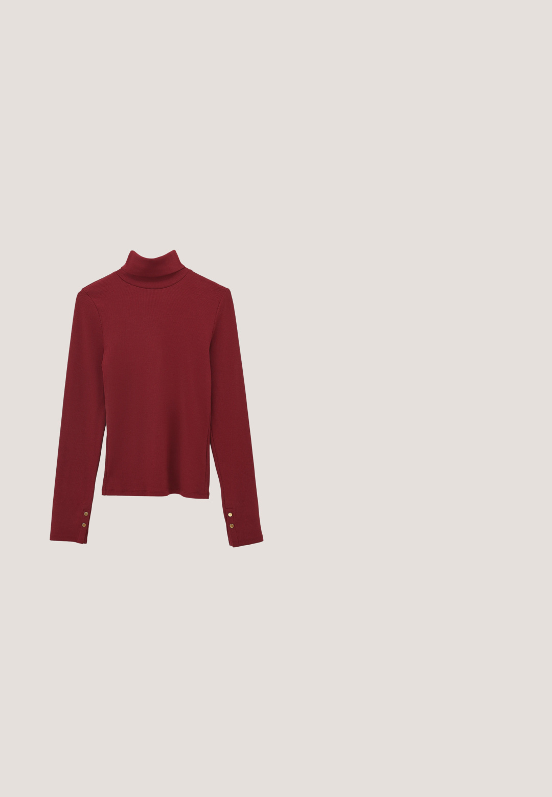 Top de cuello alto de manga larga rojo con textura acanalada. Presenta un diseño ajustado y detalles de botones en las mangas.; Chaleco rojo sin mangas con cuello en V, tres botones frontales y dos bolsillos laterales, hecho de tela suave.; Shorts rosa elásticos con textura acanalada, cintura elástica y cordón a juego. Presentan pequeñas puntas de plástico en los extremos del cordón.; Zapatos de tacón Mary Jane de charol rojo con punta cuadrada, una correa en el empeine y un tacón bajo en bloque. Combinados con pantalones negros.; Bolso de nylon rojo con dobles asas, bolsillos delanteros y laterales con cremallera y una correa de hombro beige desmontable, marca BIMBA Y LOLA.; Par de pendientes en tono dorado con tres segmentos curvos de color coral en cada uno, sobre un fondo blanco liso.