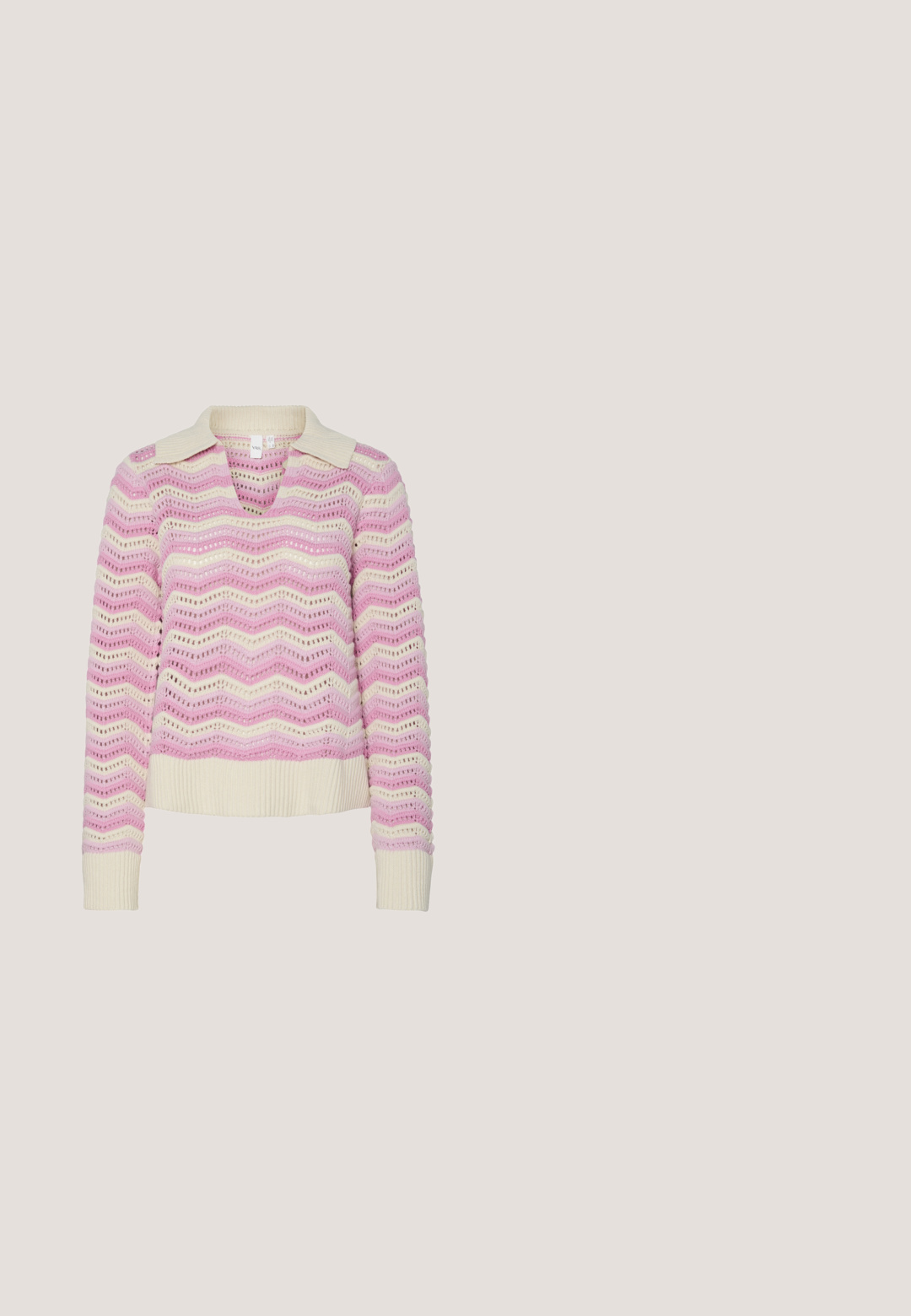 Pull en tricot avec décolleté en V et col court, présentant un motif en vagues rose et crème. Texturé, avec des poignets et un ourlet côtelés.; Blouse rose clair avec des manches volantes et un décolleté en V. Elle possède une fermeture à boutons à l'avant et un buste ajusté qui s'évase en style peplum.; Even&Odd by Zalando Minijupe - lilac; Bottines chunky à plateforme rose avec des boucles en forme de cœur double, un bord en dentelle et une semelle épaisse sculptée sur un fond blanc uni.; Col en tissu bleu clair à pois avec des volants et un nœud à nouer à l'avant, conçu comme un accessoire décoratif pour le cou.; Pochette à pièces en cuir rose en forme de cœur avec sangle de poignet et fermeture éclair dorée, marquée d’un petit texte doré "Furla".