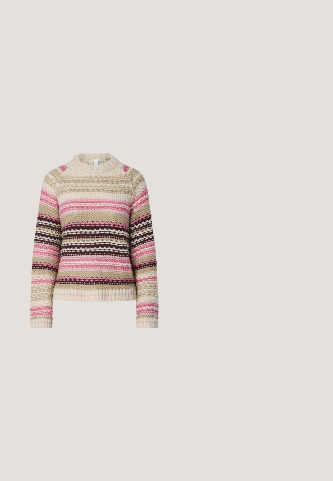 Strikket sweater i cremet, pink og brun med rund hals, vandrette striber og teksturerede mønstre overalt. Ribstrikkede manchetter og søm.; Mørkeblå denimjakke med flæset skulderstykke, rund halsudskæring, lange ærmer og sølvfarvede trykknapper foran.; Vidbenede mørkeblå cowboybukser med høj talje, forsynet med forlommer og knaplukning, fremstillet af blødt, tekstureret stof.; Bourgognefarvet læder slingback kitten heel med spids tå og lille sløjfe på overdelen, vist på hvid baggrund.; Grøn læder hobo taske med en slouchy design, buet håndtag og glat tekstur. Indeholder ingen synlig hardware eller accenter.; Mørkelilla resinøreringe formet som halvmåner med sølvmetalaccenter og gennemsigtige plastikbagstykker for sikker fastgørelse.