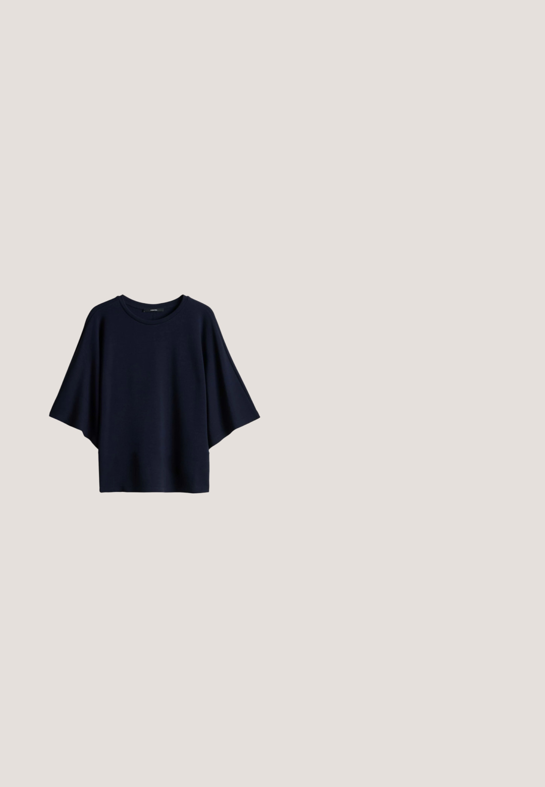 Locker sitzendes navyblaues Kurzarmoberteil mit weiten Ärmeln und rundem Ausschnitt, vor weißem Hintergrund gezeigt.; Kurzärmlige Denimjacke in Mittelblau mit Knopfleiste, klassischem Kragen, Brusttasche und kontrastierenden Nähten. Strukturierte Form.; Schmale, blaue Jeans mit Schlag, mittelhoher Taille, fünf Taschen und einem vorderen Knopfverschluss. Der Stoff zeigt eine leichte Ausbleichung für mehr Struktur.; Beige und cremeweißer Sneaker mit Schnürverschluss, seitlichem Einsatz aus strukturiertem Stoff, Wildlederakzenten und brauner Gummi-Laufsohle.; Weiche beige Wildleder-Schultertasche mit großem geschlungenem Träger und dezent geprägtem Markennamen vorne in der Mitte.; Zarte Silberkette mit gleichmäßig verteilten kleinen runden Perlen und einem runden Markenanhänger in der Nähe des Karabinerverschlusses und Verlängerungskettchens.