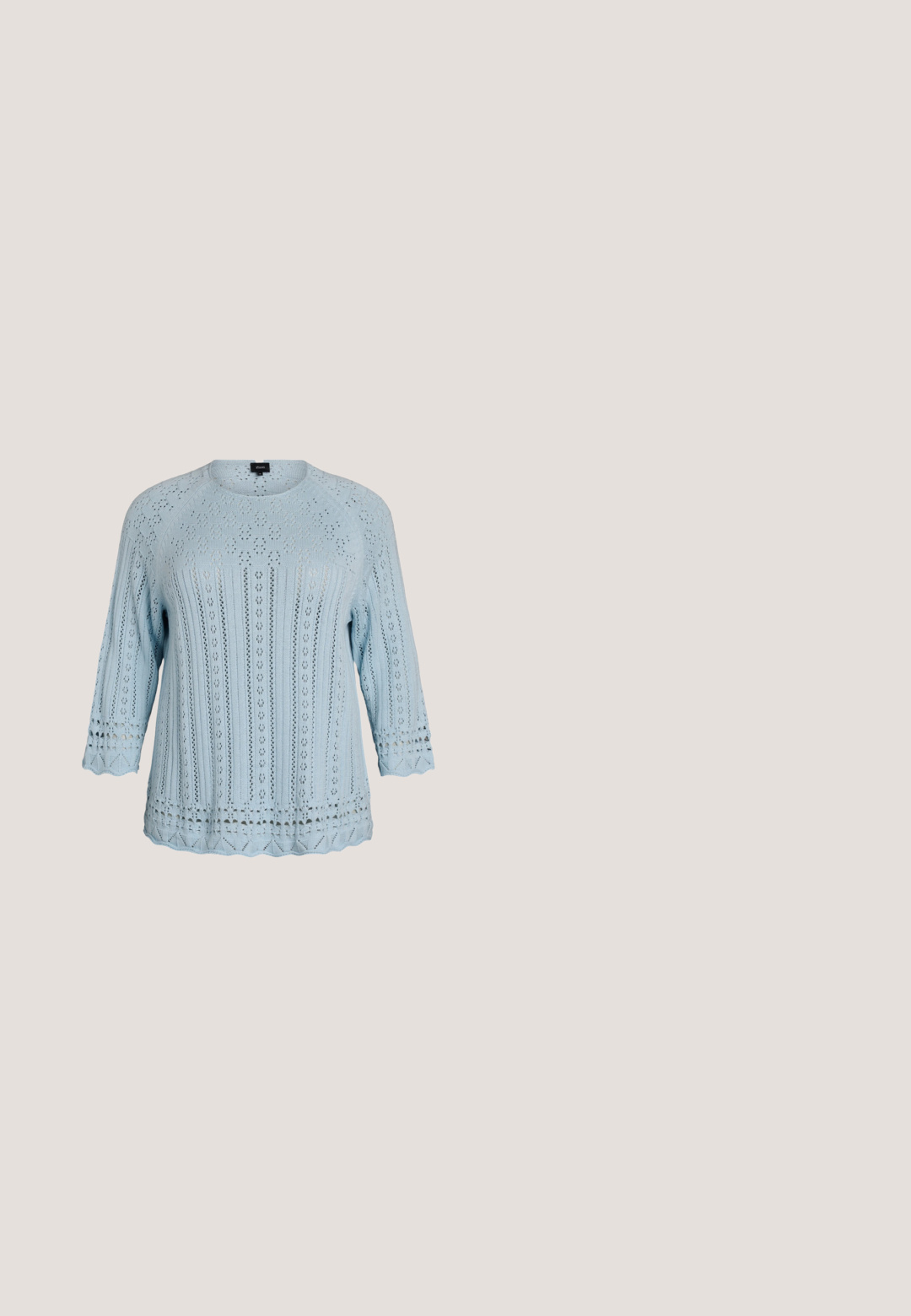 Lyseblå strikket sweater med 3/4 ærmer, der har lodrette og blomstrede blondermønstre samt bølget kant og manchetter.; Lysblå denimskjorte med sølvfarvede pailletter, lange ærmer, krave, to brystlommer og trykknaplukning. Glat tekstur og detaljeret udsmykning.; Lyseblå bukser med en glat overflade, smalle ben og en mellemhøj talje. Har to forreste sidelommer og ingen synlige mønstre.; Lave sneakers med hvide, beige, blå og lyserøde suede- og læderpaneler, hvide snørebånd og tykk hvid sål, set fra siden.; Lyseblå læder skuldertaske med klaplukning, guldfarvet hardware og justerbar rem på en hvid baggrund.; Sølv dobbeltlaget halskæde med to runde skiver på fine kædelinks, med en klassisk karabinlås og justerbar længde.
