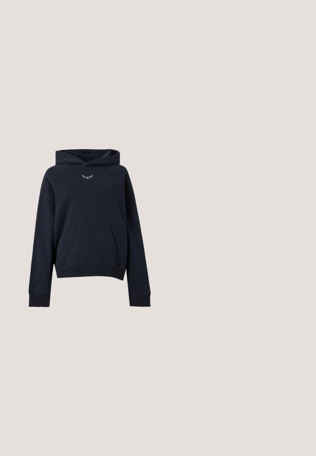 Sudadera con capucha azul marino con bolsillo frontal, puños y bajo acanalados, pequeño detalle bordado blanco debajo del escote, mostrada sobre fondo blanco.; Camiseta negra sin mangas con un gráfico de motocicleta y la palabra "REVOLTAIRE" adornada con pequeños remaches brillantes en la parte delantera.; Pantalones negros acampanados con bolsillos delanteros decorados con tachuelas plateadas espaciadas uniformemente y cierre de botón y cremallera.; Zapato slingback negro con punta afilada, textura de malla trenzada y acento de hebilla en el talón. Tacón delgado y curvado. Detalles de cuero liso.; Bolso de hombro de cuero negro con correa ajustable, dos cremalleras verticales frontales y un pequeño emblema metálico de ala debajo de las cremalleras.; Un par de pendientes de aro en forma de media luna de plata pulida con una superficie suave y reflectante sobre un fondo blanco.