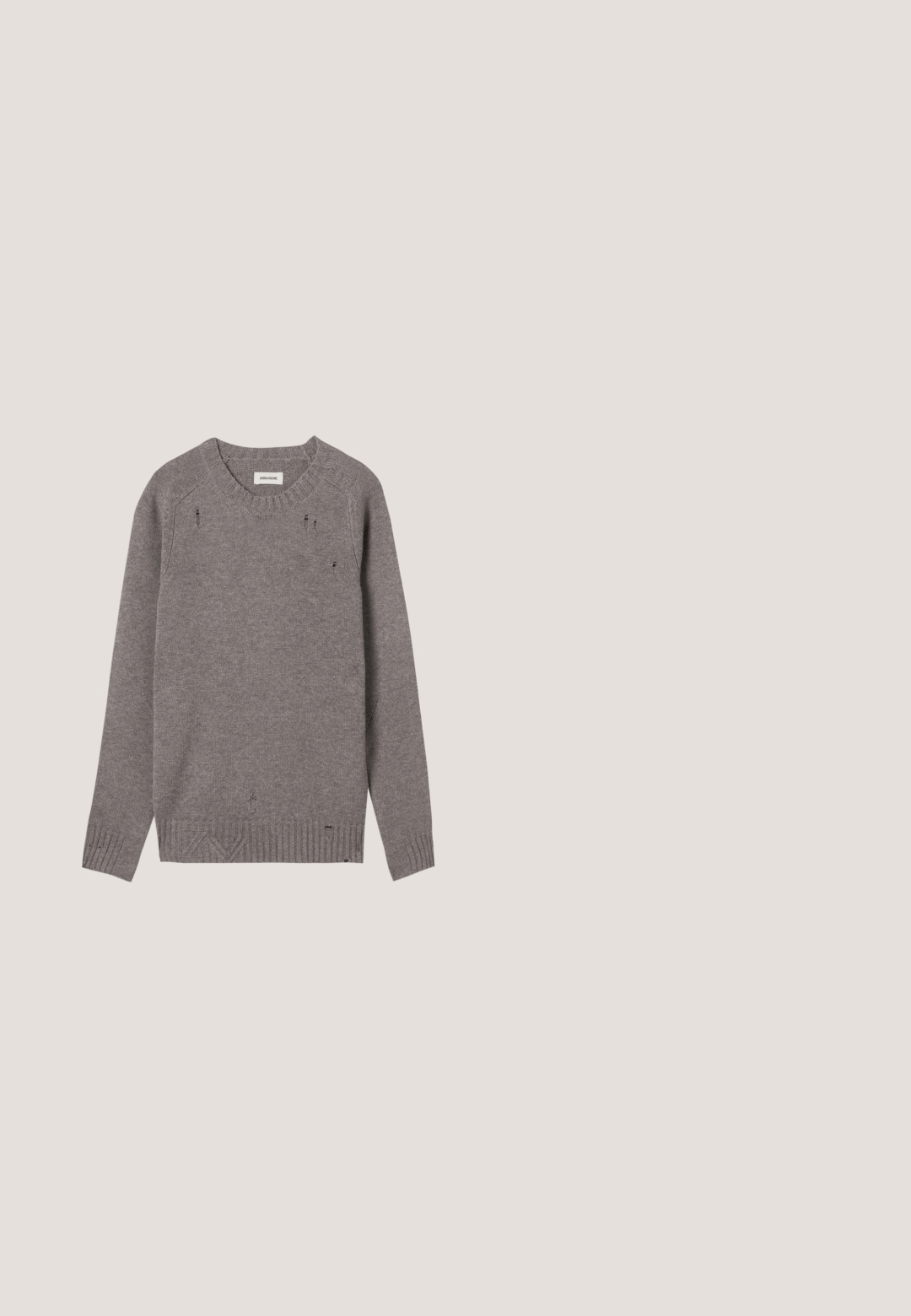 Grå strikket sweater med rund halsudskæring, ribbede manchetter og kant, præget af subtile slidte detaljer langs skuldrene og bunden.; Sort polo shirt med korte ærmer, lavet af blød bomuld. Har en krave og en fire-knaps lukning. Enkel, minimalistisk design.; Sorte denim jeans med lige snit, med knaplukning, fem lommer og subtil tekstur. Klassisk design uden fremtrædende mønstre.; Sort lavtopet læder-sneaker med sorte snørebånd, tekstureret gummisål og lille præget logo på siden, vist i profil mod grå baggrund.; Sort lædertaske til bærbar med to håndtag øverst, en aftagelig skulderrem, tekstureret overflade og rektangulært design. Prægtet logo-patch synlig.; Sort læderbælte med en glat overflade, der har en sølvfarvet rektangulær spænde og en kontrastfarvet brun indvendig foring.