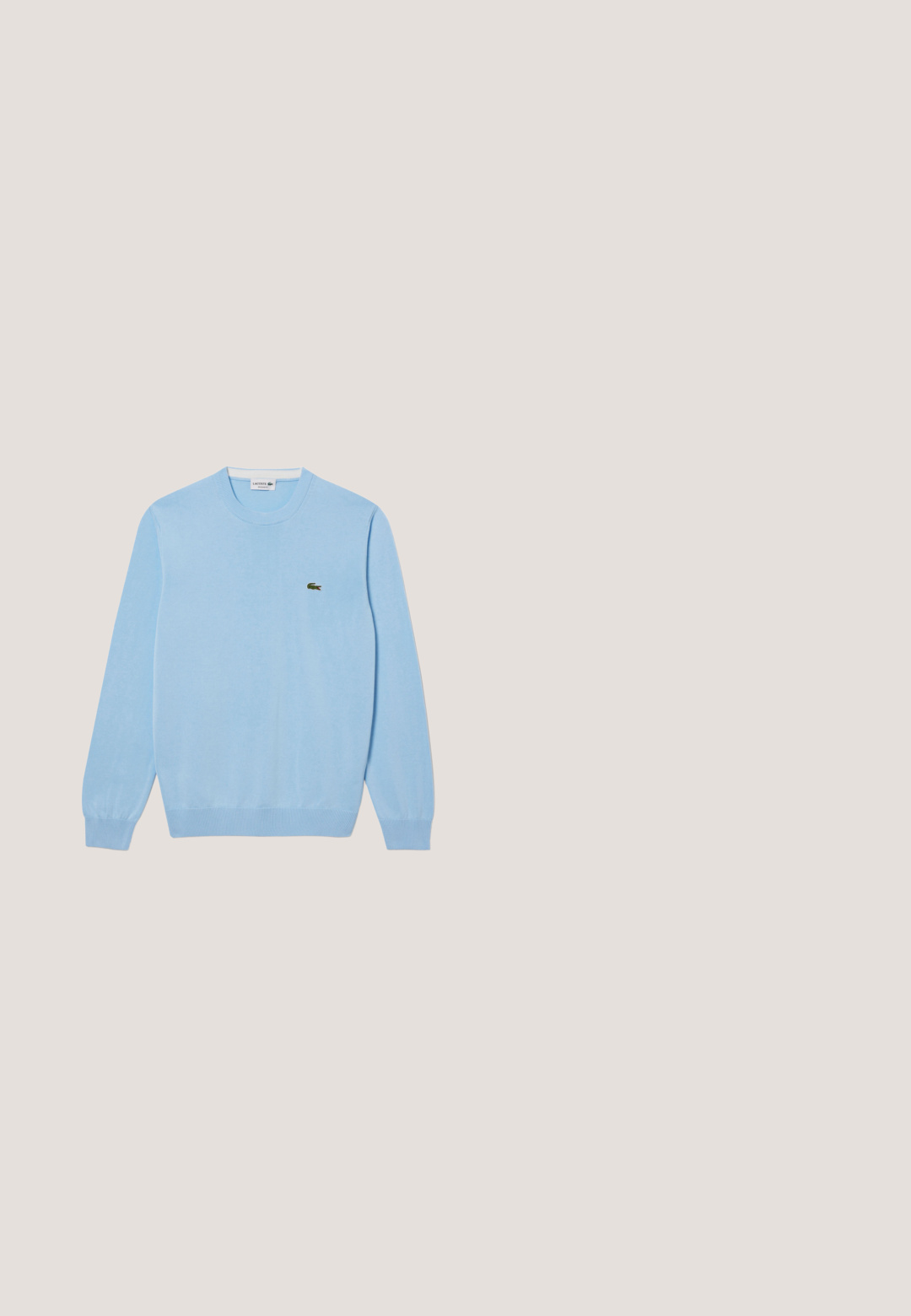 Lichtblauwe crewneck sweater van zacht materiaal, met lange mouwen en een klein groen geborduurd krokodillenlogo op de borst.; Lichtblauw langwerpig polo shirt met een kraag, voorzien van een groen Lacoste-logo op de linkerkant van de borst. Gemaakt van zachte katoen.; Marineblauwe en bruine sportshorts met elastische tailleband, contrasterende witte zijpanelen en groene logo-details aan de onderkant links.; Witte lage sneaker met vetersluiting, gele hieltab, groen krokodillenlogo aan de zijkant en een platte witte zool.; Zwarte nylon crossbody tas met een gladde textuur, rechthoekige vorm, voorzak met rits en geborduurd logo accent.; Zilveren kettingarmband met een groene krokodillenlogo bedel en een karabijnsluiting op een lichtgrijze achtergrond.