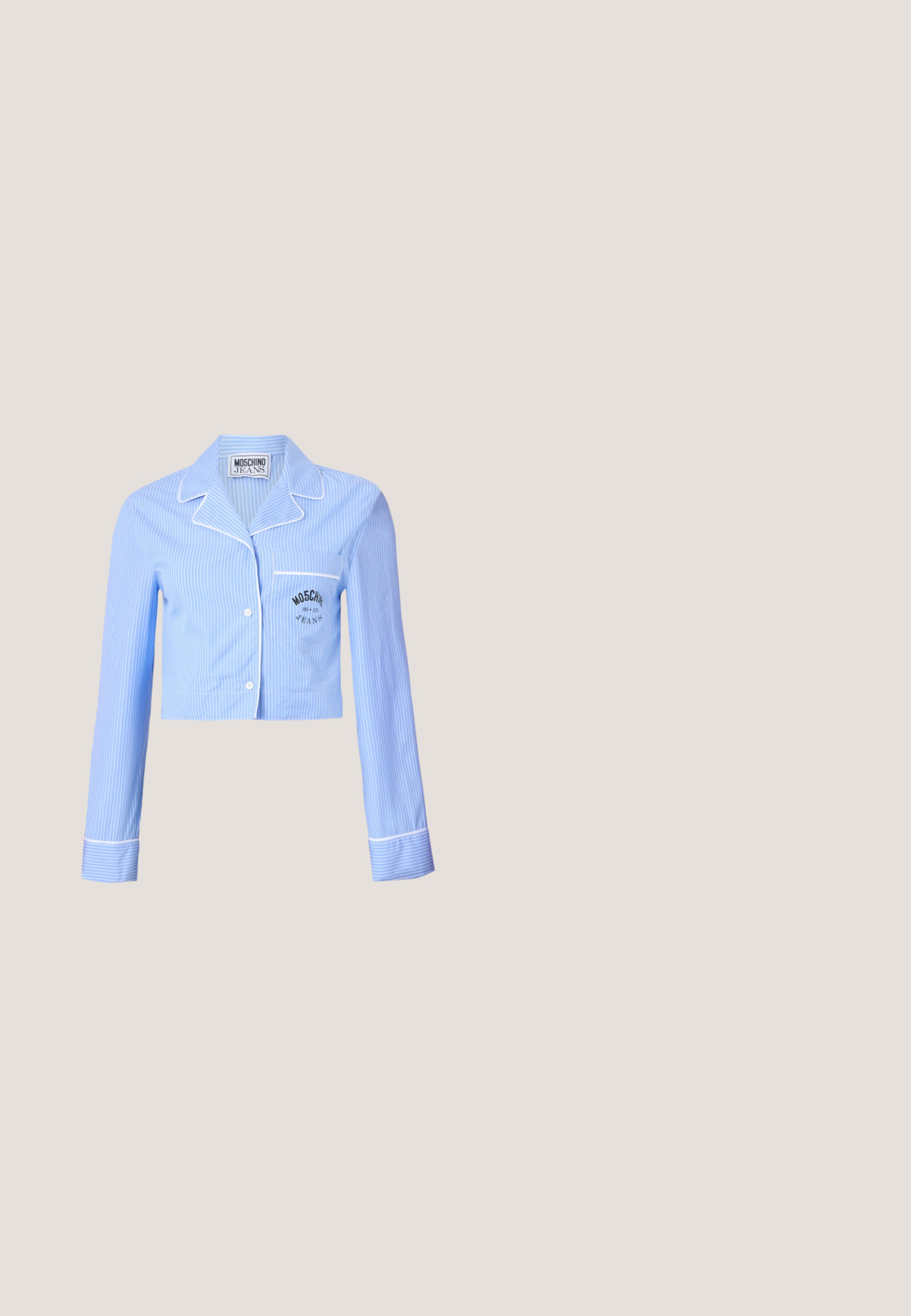 Lyhythihainen siniraitainen pyjamapaita, jossa on pitkähihaisuus, valkoiset vuorausreunat ja rintatasku, jossa on musta Moschino Jeans -logo.; Vaaleansiniset korkeavyötäröiset leveälahkeiset farkut, joissa etumainen nappi, vetoketjukiinnitys ja viiden taskun malli.; Beigenvärinen mokkanahkainen tennari, jossa valkoiset raidat ja kuvioitu kuminahkapohja, sivukuva neutraalilla taustalla.; Mustat isot neliönmuotoiset aurinkolasit oranssin sävyisillä linsseillä, lepäävät vaalealla pinnalla, kulmassa, joka näyttää sivu- ja etukehykset.; Kukkakuvioitu käsilaukku, jossa kaareva muoto, pääasiassa kerma valkoinen ja vaaleanpunaiset ruusut, vaaleanpunainen olkahihna ja hopeinen logokoriste. Sileä pinta.; Hopeinen metallikello mustalla taululla ja kristallein koristeltu "LIU JO"-logo, yhdistetty vastaavaan hopeiseen rannekoruun, jossa on ovaalinmuotoinen leikkauskuvio.
