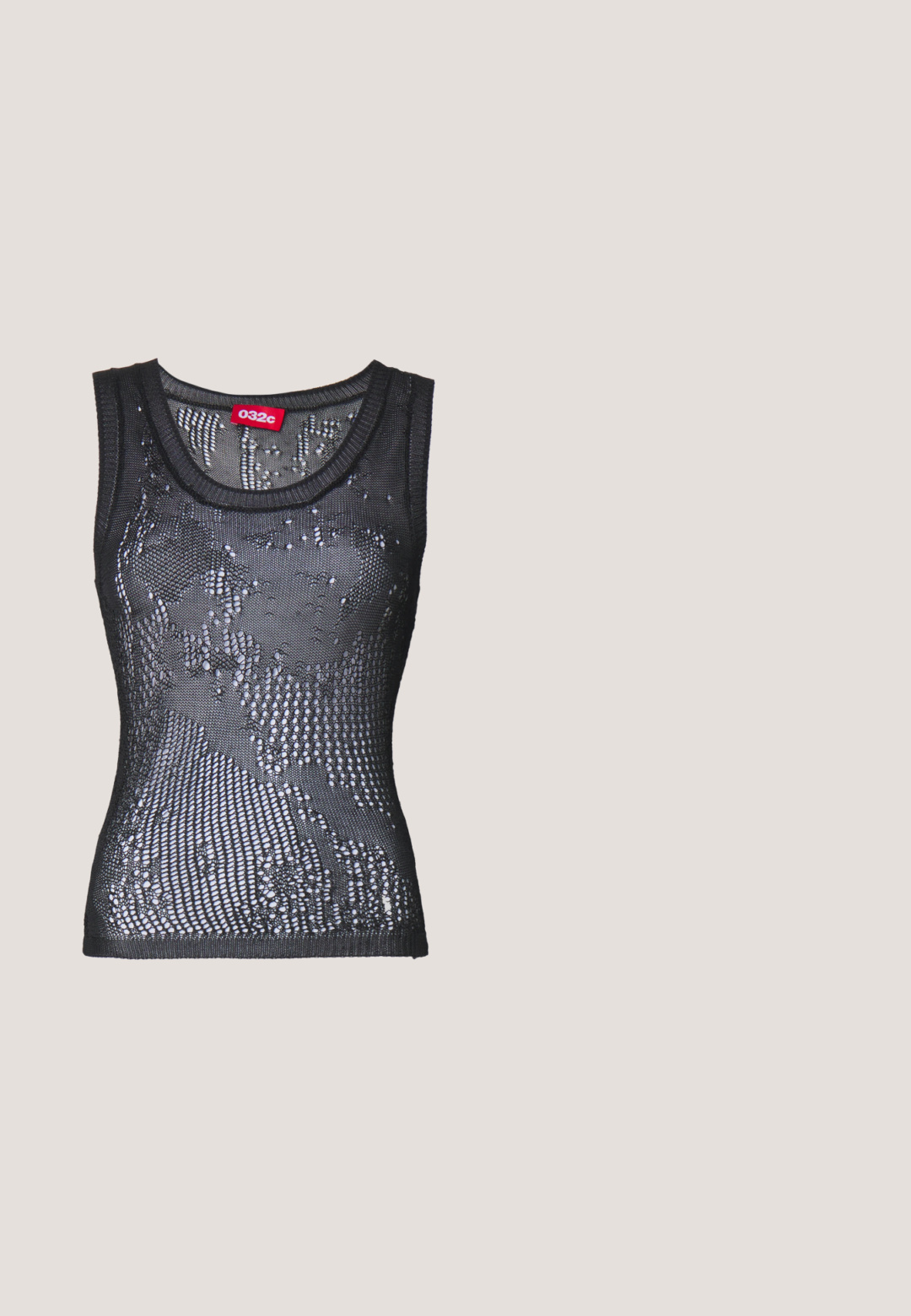 Zwarte mesh tanktop met een ronde halslijn en een patroon van kleine gaatjes. Het label binnenin zegt "032c." Het materiaal lijkt lichtgewicht en gestructureerd.; Zwarte leren cargobroek met een wijde pasvorm, voorzien van twee zijzakken en gedetailleerde stiksels. De stof heeft een gladde, glanzende textuur.; Zwarte leren enkellaars met een blokhak, gladde textuur, ronde neus en een haklus met gele branding.; Zwarte rechthoekige zonnebril met donkere glazen en een gouden geometrisch logo op de dikke veren tegen een lichte achtergrond.; Zwarte leren handtas met een gestructureerd design, met een ronde handgreep, een afneembare schouderriem en horizontale plooien aan de voorkant. Accenten van zilver hardware.; Zilveren hoepel oorbellen met een hart en een diamanten hangertje. Glad oppervlak met een gepolijste afwerking.