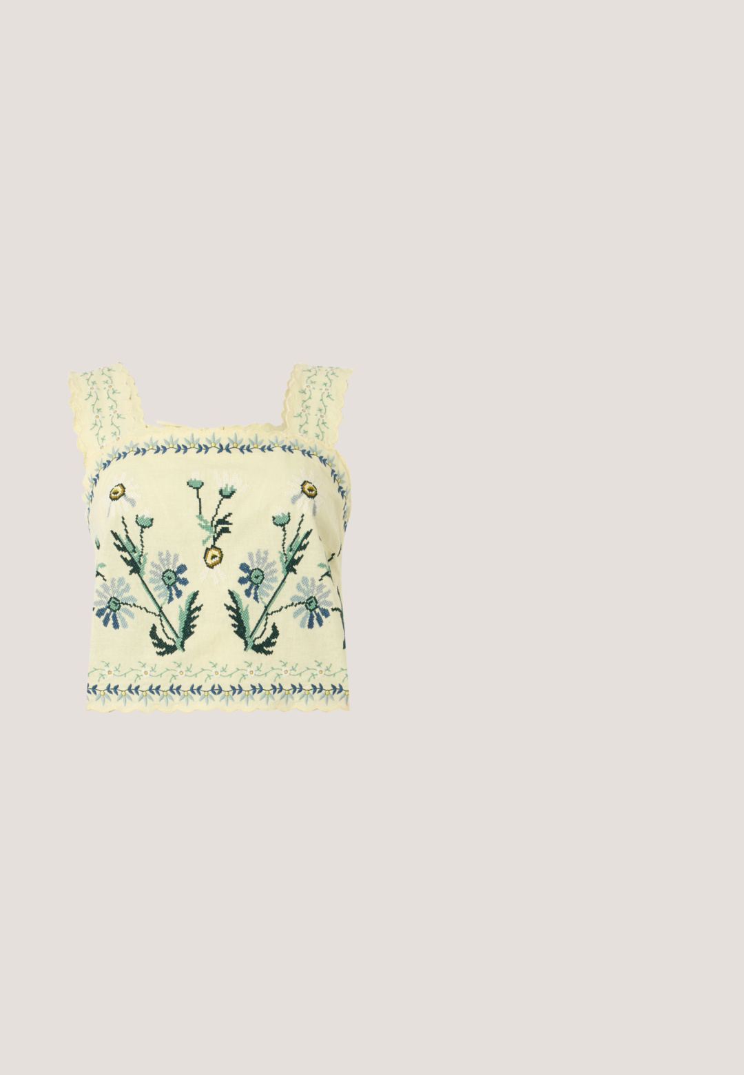 Top court jaune avec broderie florale bleue et verte et bords festonnés sur les bretelles et l'ourlet.; Short bleu clair avec des palmiers blancs brodés et un cordon blanc à la taille élastique.; Tongs en cuir marron avec une bride texturée et une semelle intérieure lisse. Présente un design minimaliste et une semelle plate, adaptées pour un usage décontracté.; Lunettes de soleil ovales en écaille de tortue marron avec des verres violets et des accents décoratifs dorés sur les branches, reposant sur une surface blanche.; Sac à main tissé beige avec fine bandoulière et petit logo doré "BOSS" à l'avant, présenté sur fond blanc uni.; Petites boucles d'oreilles créoles ton argent avec un motif texturé le long du bord extérieur et des attaches en plastique transparent, présentées sur un fond clair.