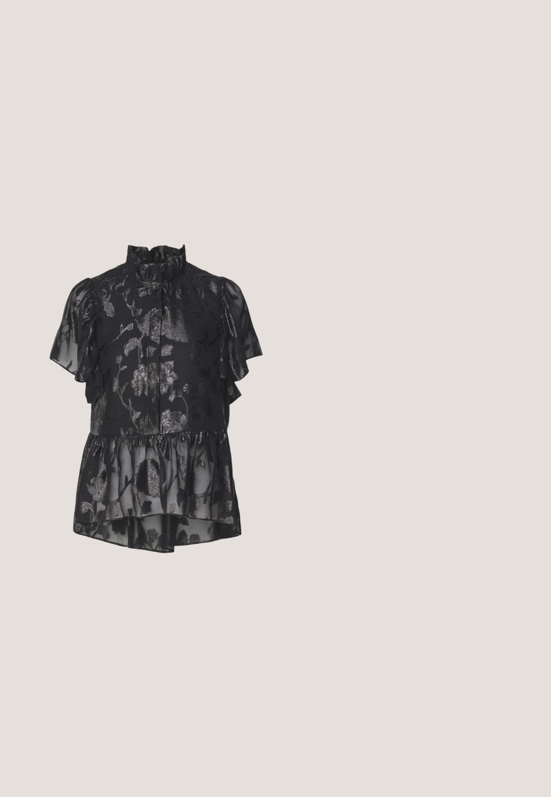 Sort bluse med flæser på ærmerne, høj hals og blomstermønster i skinnende stof. Lagdelt peplumdesign med gennemsigtig tekstur. Knaplukning.; Sorte, paljetterede bukser med bred benvidde og en struktureret overflade, der har lodrette striber og en afslappet pasform, hvilket giver et glimrende udseende.; Bettina Vermillon CARMEN - Mules med hæl - silver; Sølv katteøje-solbriller med mørke linser, udsmykket med klare juvelakenter langs stellet. Mat finish med buet bøjningsdesign.; Lille sølvfarvet metallisk clutch-pung med rundet, rynket design og lukning med to sølvkugler.; Sølvfarvet halskæde med en række runde, klare sten, der er tæt sat sammen med en lobsterlås.