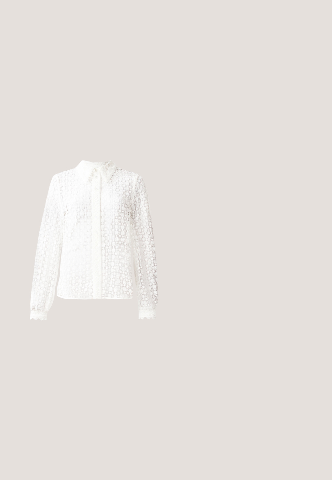 Hvid bluse lavet af lace-lignende stof med en klassisk krave, lange ærmer med scalloped manchetter og en knaplukning foran med dekorative detaljer.; Mini nederdel i beige og gråt vævet stof med tekstur, A-formet og med et subtilt uregelmæssigt mønster.; Beige blokhælede sandaler med et minimalistisk design, åben tå og justerbar ankelrem med en guldbelsningsdetalje. Glat tekstur.; Sort læderhåndtaske formet som en halvmåne med en enkelt rem og guldfarvede lynlåsdetailler på en ensartet lys baggrund.; Sølvkæde armbånd med stjerneformet krystalvedhæng og rektangulær graveret plade på hvid baggrund.; Sort læderbælte snoet sammen med guldfarvet metalspænde placeret på en lysegrå overflade.