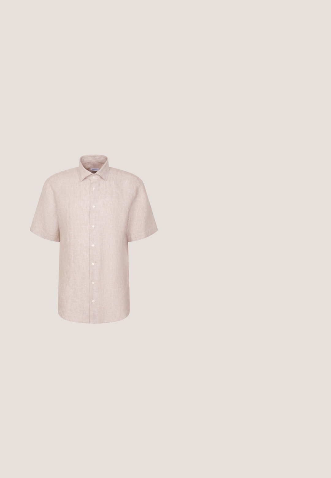 Beige Leinenhemd mit kurzen Ärmeln, klassischem Kragen und weißen Knöpfen vorne.; Beige Baumwollshorts mit elastischem Bund, vorderem Knopf und zwei seitlichen Taschen. Sie verfügen über dezente Nähte und ein kleines Logo an der Seite.; Beiger gewebter Slipper mit geflochtener Sohle schwebt über einem strukturierten Teppich, einem runden Holztisch und gestapelten Büchern in einem Raum mit neutralen Farbtönen.; Runde Sonnenbrille mit goldenem Metallrahmen und braunen getönten Gläsern, die auf einer weißen Fläche liegt.; Beige Leinwand-Tragetasche mit zwei Griffen und Vordertasche, "LES DEUX" auf der Tasche bestickt.; Brauner geflochtener Lederbelt mit einer glanzvollen silbernen Metallschnalle, die eine geflochtene Textur und eine glatte Oberfläche am Schnallenriemen aufweist.