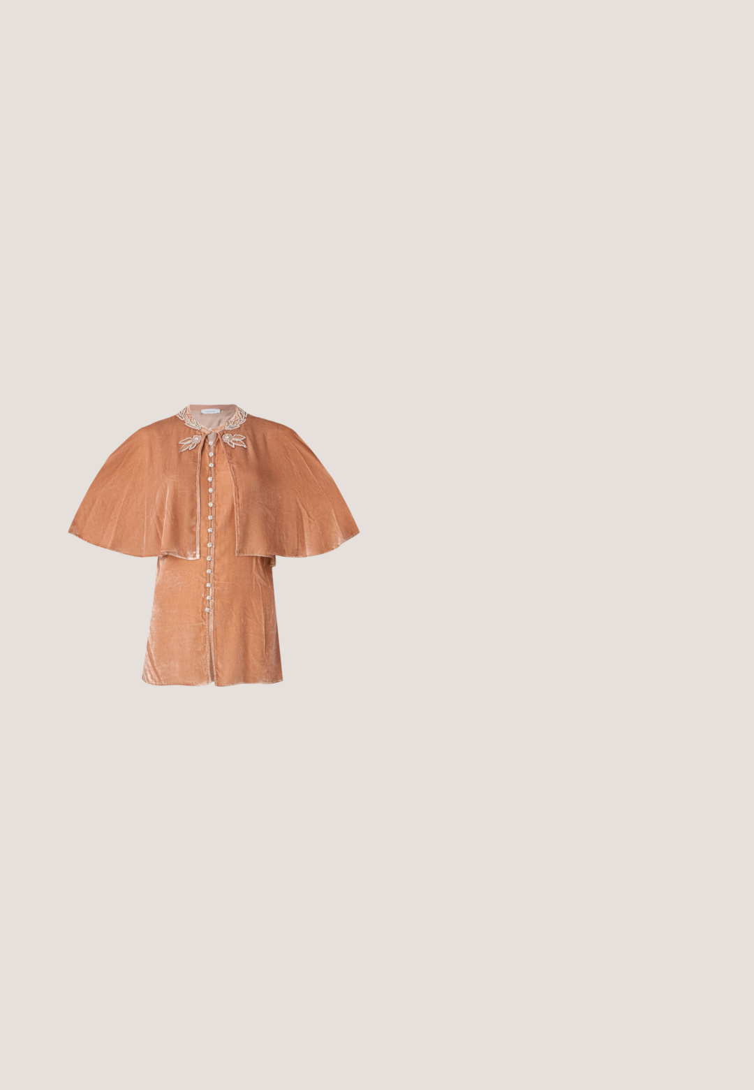 Rabanne Blouse - pink; Pantalons à jambes larges couleur rouille avec un devant lacé, en denim. Comprend deux poches avant et une texture lisse.; Chaussure à talon haut marron avec un bout pointu et un motif texturé en cuir de serpent, vue de côté sur un fond clair uni.; Lunettes de soleil en plastique marron avec une forme œil de chat, verres foncés et accessoires en or portant les initiales "MK" sur le côté.; Pochette bracelet en cuir marron avec logos noirs MCM, motifs en losange et un emblème doré sur un panneau avant bicolore.; Collier doré avec pierres précieuses couleur ambre alternant ovales et rectangulaires, et fermoir mousqueton sur fond clair.