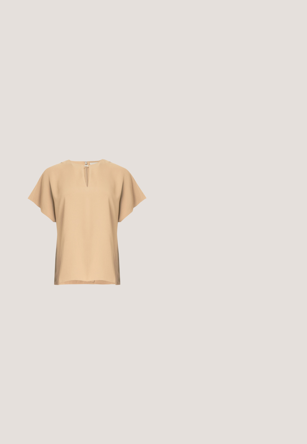 Beige Bluse mit einem Schlüsselloch-Ausschnitt und kurzen, weiten Ärmeln. Glatter Stoff mit lockerem Schnitt und geradem Saum. Minimalistisches Design.; Dunkelblaue weit geschnittene Jeans mit hohem Bund, aus Denim gefertigt, mit subtiler Ausbleichung, Fronttaschen und klassischem Knopfverschluss.; Schwarzer, hochhackiger Mule mit goldfarbenen Ziernägeln auf dem Riemen, quadratischer Zehenpartie und "GUESS"-Logo auf der beigen Innensohle, auf Holzfliesen im Freien präsentiert.; Schwarze Cat-Eye-Sonnenbrille mit braunen Verlaufsgläsern und goldfarbenen Bügeln vor hellem grauem Hintergrund.; Schwarze Schultertasche aus Lackleder mit schmalem Riemen, dreieckigem Guess-Logo vorne und einem Reißverschluss oben.; Ohrstecker in Goldfarbe mit zwei herzförmigen Elementen mit klaren Steinen und zwei runden Designs mit einem von klaren Kristallen umgebenen Logo.