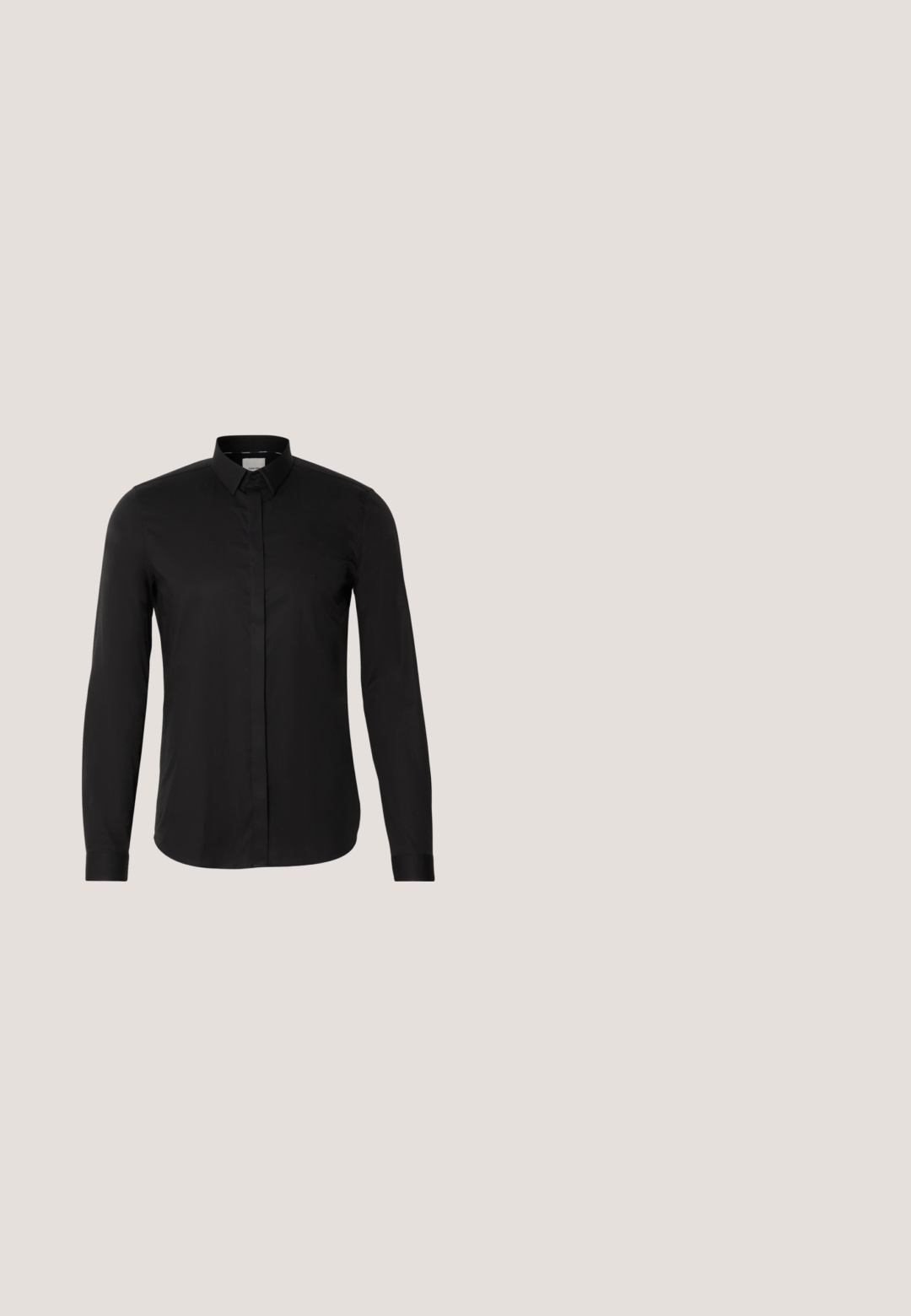 Camisa negra de manga larga hecha de tejido suave, con cuello tipo button-down, tapeta frontal y un sutil detalle del logo en el pecho.; Pantalones grises ajustados hechos de una tela texturizada. Con un frente plano, trabillas para cinturón y un corte recto. Sin bolsillos visibles.; Zapato de vestir para hombre de cuero negro con cordones flotando sobre una alfombra beige, con una mesa de café redonda marrón en el fondo.; Corbata gris delgada con un fino patrón de microcuadros blancos colocada sobre una superficie blanca.; Maletín negro de cuero texturizado con dos asas y una correa de hombro desmontable, con cremallera plateada y herrajes metálicos.; Cinturón de cuero negro con una textura suave, que presenta una hebilla rectangular en tono plateado y un logo de la marca en relieve en el metal.