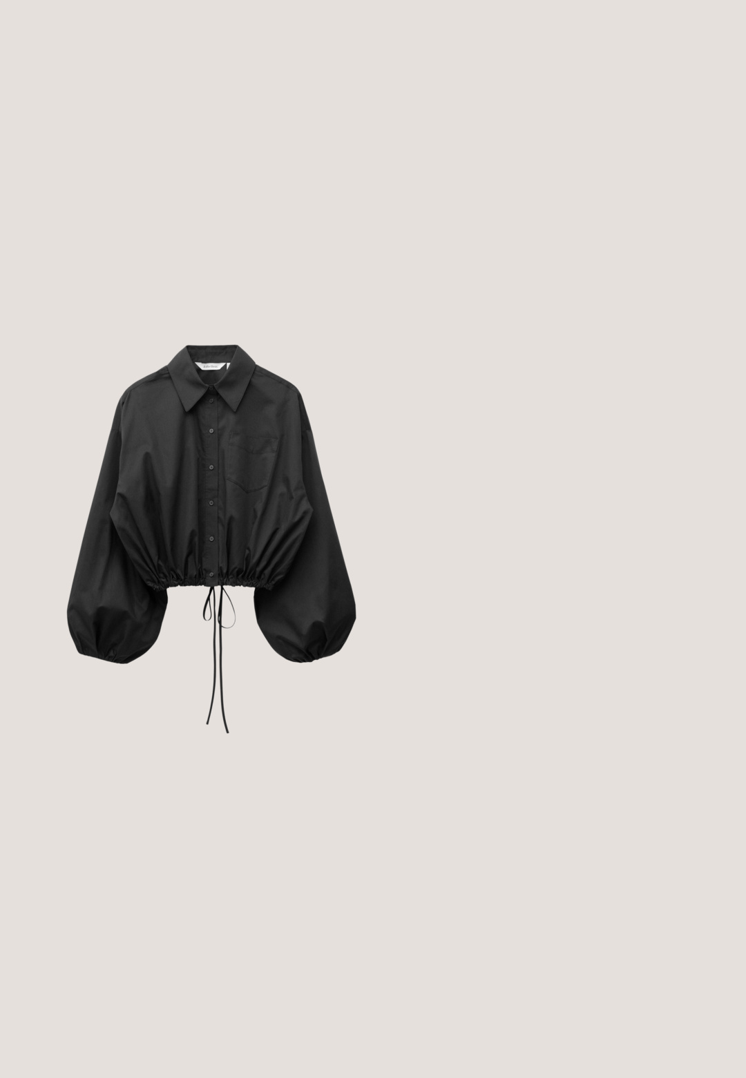 Blouse noire à boutons avec manches bouffantes surdimensionnées, une poche poitrine unique et taille cintrée avec cordon ajustable.; Jean en denim bleu foncé taille haute, coupe droite, poches avant, fermeture à boutons et passants de ceinture sur fond clair.; Bottines en cuir noir avec un bout pointu, une fermeture éclair sur le côté et un talon épais. Texture lisse et design minimaliste.; Sac à main en cuir noir avec haut froncé, petites poignées doubles et fermeture par cordon noué au centre devant sur fond blanc.; Boucle d'oreille en argent avec une finition polie, présentant de petits détails en or et de forme ronde, portée sur le lobe.; Ceinture en cuir noir avec une boucle en métal argenté, présentant une texture lisse et un design épuré et minimal.