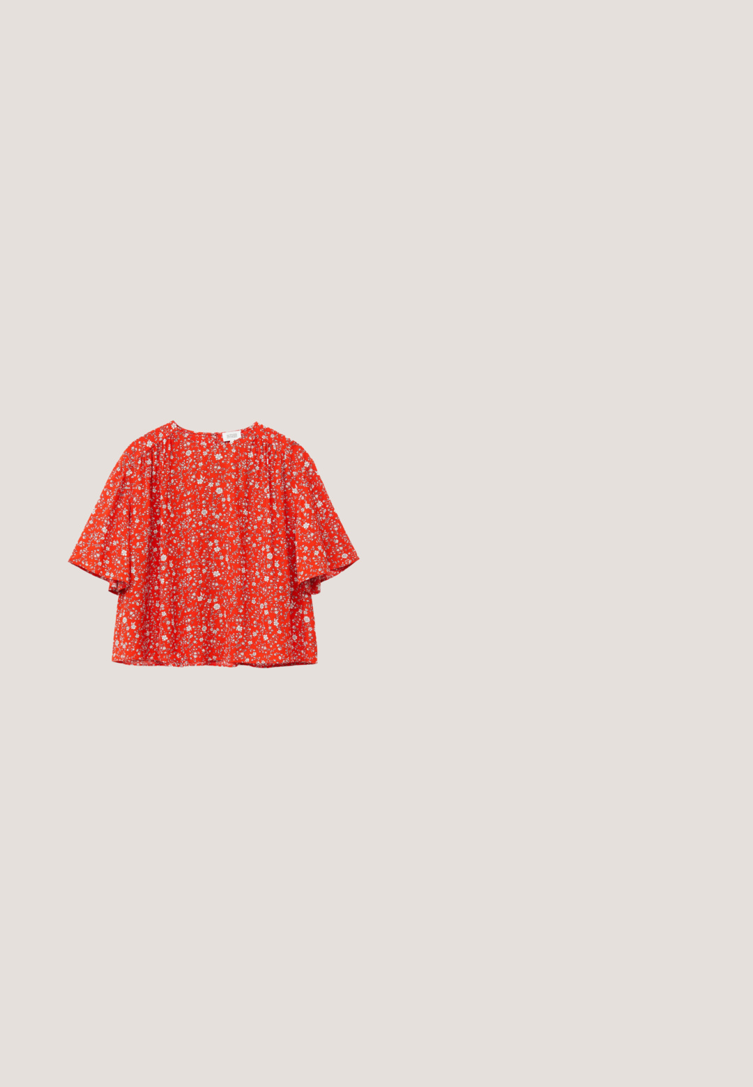 Løs rød bluse med små hvide blomsterprint, korte brede ærmer, rund halsudskæring og rynkede stofdetaljer.; Bredde ben jeans i mørkeblå denim. Har kontrastsyninger, fem lommer og en knaplukning i taljen. Glat tekstur.; Sorte gummisandaler med to justerbare spænder, en tekstureret fodseng og en tyk, zigzag sål for ekstra greb og komfort.; Sorte katteøje solbriller med gradientlinser. Guldfarvede hardware-detaljer på stængerne. Glat plastikramme med en blank finish.; Blød brun ruskind skuldertaske med en enkelt rem og sølvfarvet metal hardware på en ensartet lys baggrund.; Par sølvspiral øreringe med glat, afrundet design på en ensartet hvid baggrund.