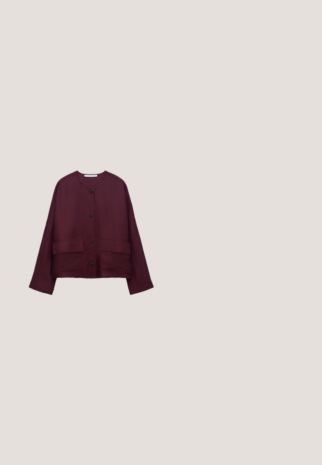 Bordeauxrode cropped jas met een ronde hals, knoopsluiting, twee voorzakken en lange mouwen. Gladde textuur, gemaakt van lichtgewicht stof.; Wijde broek met een losse pasvorm in donker pruim met een elastische tailleband en een strikdetail aan de voorkant, plat weergegeven op een witte achtergrond.; Bordeaux leren slingback schoen met puntige neus, kleine hak en dubbele gespsieraden. Gladde textuur met gestikte details.; Donkerpaarse satijnen midi-rok met een gladde, glanzende afwerking en een geplooid detail aan één kant tegen een effen lichte achtergrond.; DRAGON DIFFUSION SANTA CROCE BIG - Handtas - bordo; Rode plastic oorringen met een glanzende afwerking, met een uniek open ontwerp en goudkleurige bevestigingshardware.