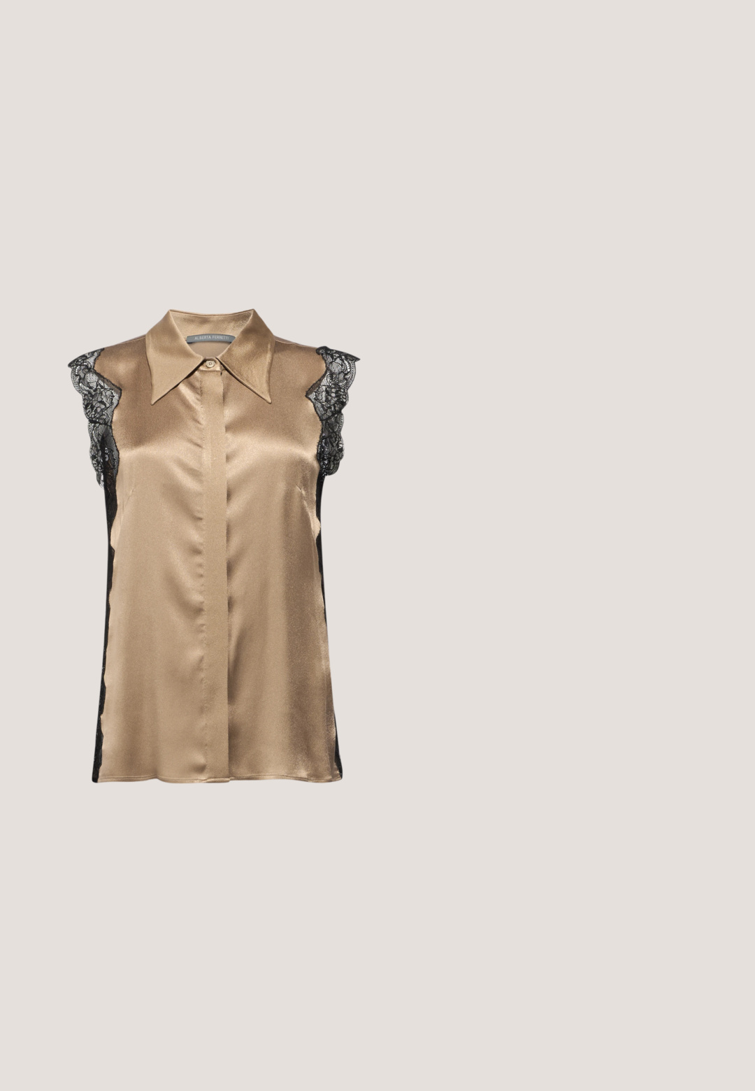 Alberta Ferretti BLOUSE - Bluse - beige; Schwarzer Jeansrock mit elastischem Taillenbund, zwei Vordertaschen und silbernen Knopfakzenten. Glatte Textur mit sichtbaren Nähten.; Schwarze Lackleder-Ankle Boots mit spitzem Zeh, strukturiertem Obermaterial und einem klobigen Absatz. Besitzt eine glatte, glänzende Textur.; Rechteckige Schildpatt-Sonnenbrille mit dunkelbraunen Gläsern und schlanken Bügeln, vor weißem Hintergrund dargestellt.; Glänzende goldene Handtasche mit gerafftem Kettenhenkel, Reißverschlusstasche und abnehmbarem Handgelenksriemen vor einfachem hellem Hintergrund.; Goldfarbener Armband mit einem silbernen Herzverschluss und einem kleinen Herzanhänger. Verfügt über eine verknüpfte Kettenverlängerung für eine verstellbare Größe.