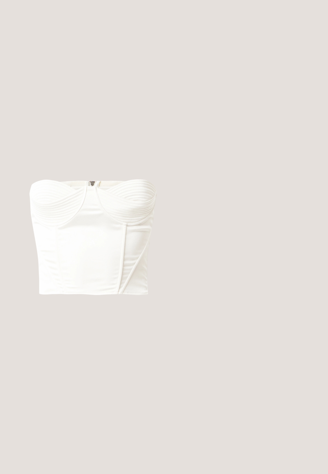 Top sans bretelles blanc avec des détails en côtes au niveau de la poitrine, finition satinée lisse, forme structurée et fermeture éclair dissimulée au dos.; Pantalons en coton bleu marine avec une coupe droite, cinq poches, fermeture à bouton et détails de couture discrets. Texture lisse, design minimal.; Mule à talon aigu rouge avec des fines brides et une boucle dorée reposant sur un tissu en cuir argenté brillant à motif capitonné.; Lunettes de soleil à monture noire avec verres sombres angulaires et branches épaisses posées sur une surface blanche.; Sac à main en cuir noir au design structuré, avec un accent logo doré, une poignée supérieure et un système de fermeture à rabat avec bords arrondis.; Bracelet rigide en métal argenté avec une finition lisse, présentant un accent rectangulaire en argent et deux extrémités sphériques en or. Fermeture réglable incluse.
