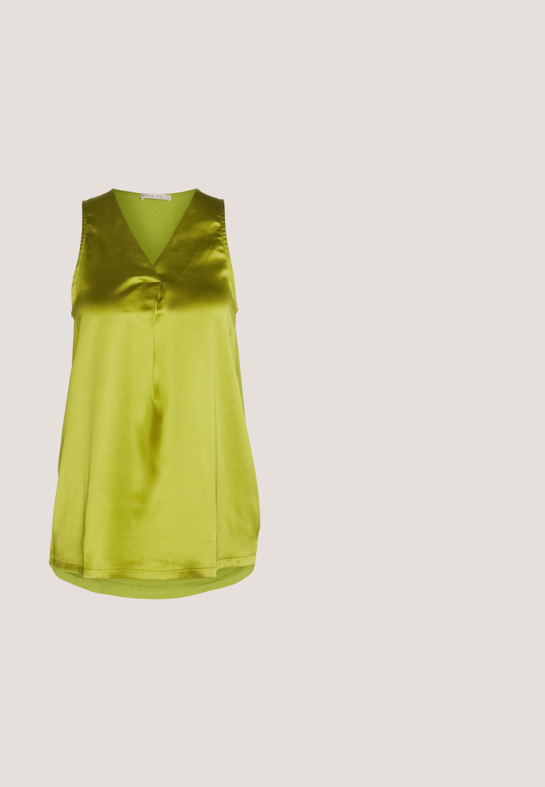 Anna Field by Zalando Bluse - green; Teal brede bukser med et tekstureret lodret stribemønster, der har en elastisk talje og glat, skinnende stof.; Sorte læder ankelstøvler med en glat finish, elastiske sidepaneler og en kraftig hæl. Har en strop for nemmere påtagning.; Sorte rektangulære solbriller med mørkt tonede linser, tyk plastramme og brede stænger. Glat overflade og kantet design.; Sort tote taske med struktureret materiale, to lange håndtag og en aftagelig lynlåspose med en frynse-detalje. Guld mærkelogo synligt.; Sølvøreringe med et minimalistisk design. Cirkulær form, glat tekstur og tynd profil. Letvægtige med en poleret overflade.