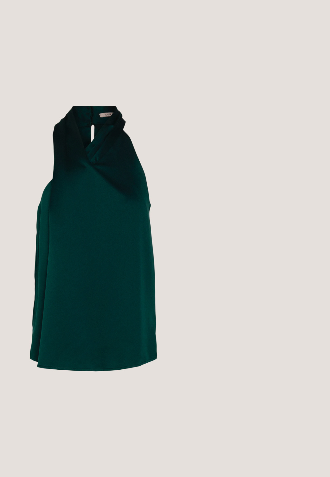 Anna Field by Zalando Bluse - green; Olivenfarvede faux læder buks med vidde ben, elastisk talje og justerbar snøring. Har to sidelommer og en glat tekstur.; Sorte ankelstøvler lavet af glossy materiale med firkantet tå og spidse hæle, sat mod en skinnende sølv tuftet baggrund.; Sort hobo taske lavet af glat læder med en buet silhuet, der har en enkelt justerbar skulderrem og minimalistiske designdetaljer.; Sølv hoops med en bølget, uregelmæssig tekstur. Har en tynd, cirkulær form og en reflekterende finish.; Sort læderbælte med en glat overflade, der har en metal sølv spænde og en tilspidset ende. Enkel, klassisk design.