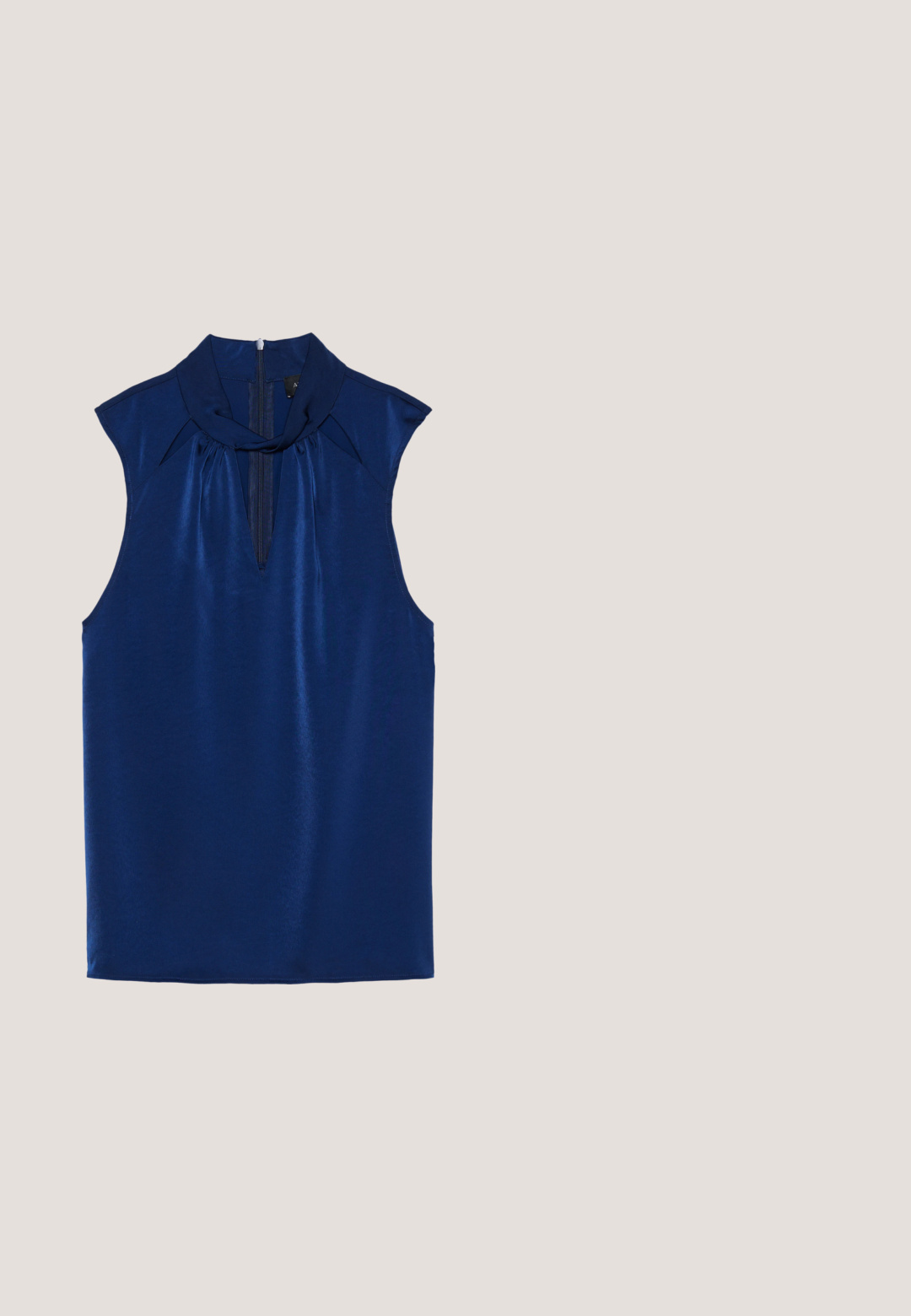 Top sin mangas de color navy con un alto cuello, que presenta un escote en V profundo y detalles plisados. Está hecho de una tela suave y brillante con un cierre de cremallera oculto.; Pantalones de pierna ancha negros, hechos de tela suave, con dos bolsillos frontales, parte delantera plana y cierre de cremallera en el lateral.; Zapato de cuero negro tipo slingback con punta afilada, ligero brillo y correa ajustable en el tobillo. Tacón plano con plantilla marrón.; Bolso de hombro de cuero negro con una sola correa y un pequeño detalle de hebilla dorada en la parte delantera sobre un fondo claro y liso.; Conjunto de cinco pendientes de oro, con distintos diseños: superficies retorcidas, estriadas y lisas en formas de aro y media luna.; Cinturón de cuero negro con una hebilla rectangular dorada. El cinturón presenta una textura suave y un sutil detalle de costura a lo largo de los bordes.