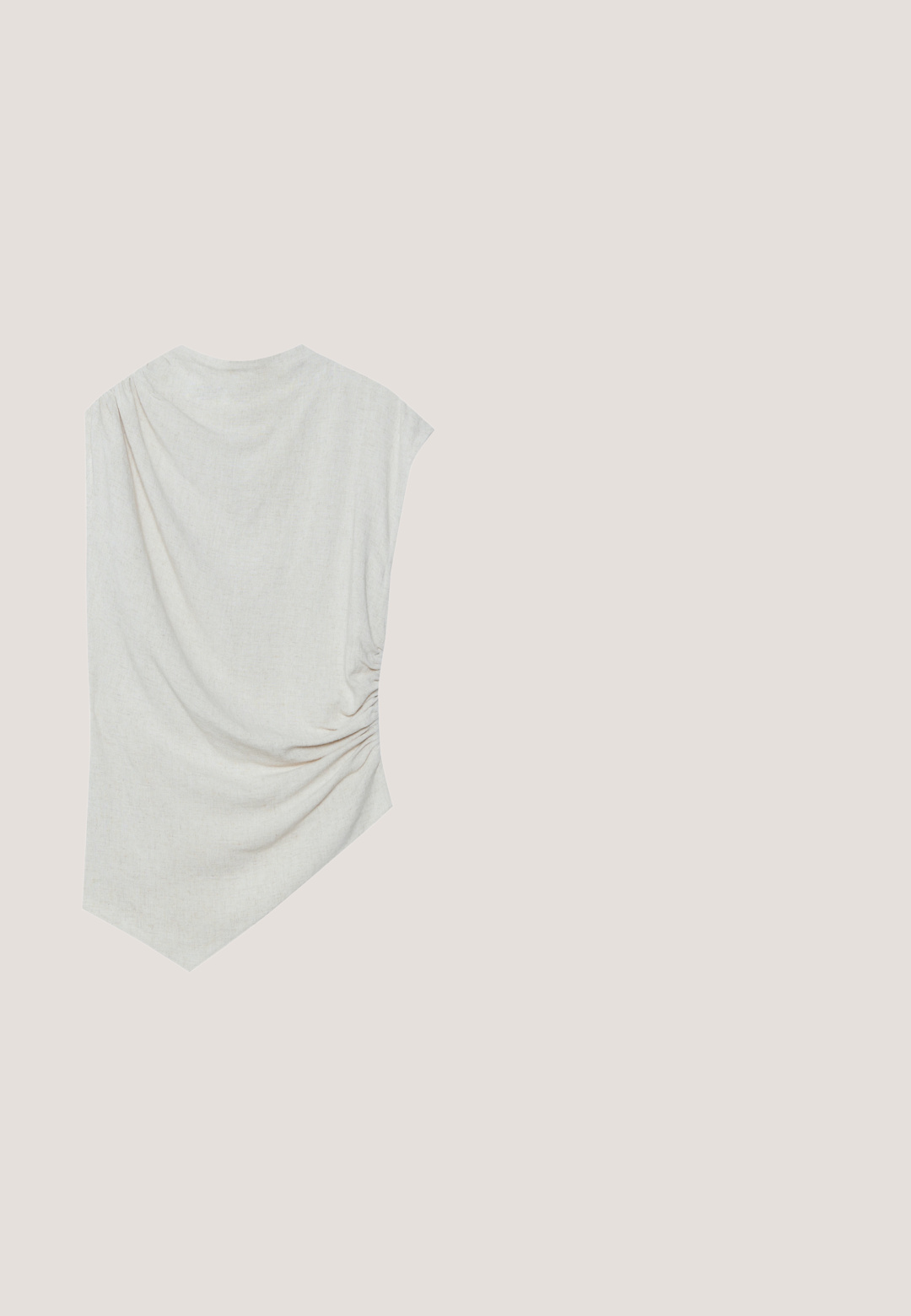 Lichte beige top met een ronde halslijn, asymmetrische zoom en geplooide details aan één kant. Gemaakt van een zachte, gestructureerde stof.; Donkerblauwe denim shorts met voorzakken, riemlussen en een knoopsluiting op een witte achtergrond.; Bruine suède slingback schoen met een open teen, jute details rond de zool en een achterste band met een gesp voor aanpassing.; Rechthoekige zonnebril met roze getinte glazen, een dunne gouden metalen montuur en armen met schildpadmotief, geplaatst op een grijze ondergrond.; Beige kleine schoudertas met geweven textuur aan de onderkant, leren klep en verstelbare band met zilverkleurige metalen sluitingen.; Zilveren kettinkje met kleine vierkante schakels en een enkele rechthoekige groene edelsteen gecentreerd op een witte achtergrond.