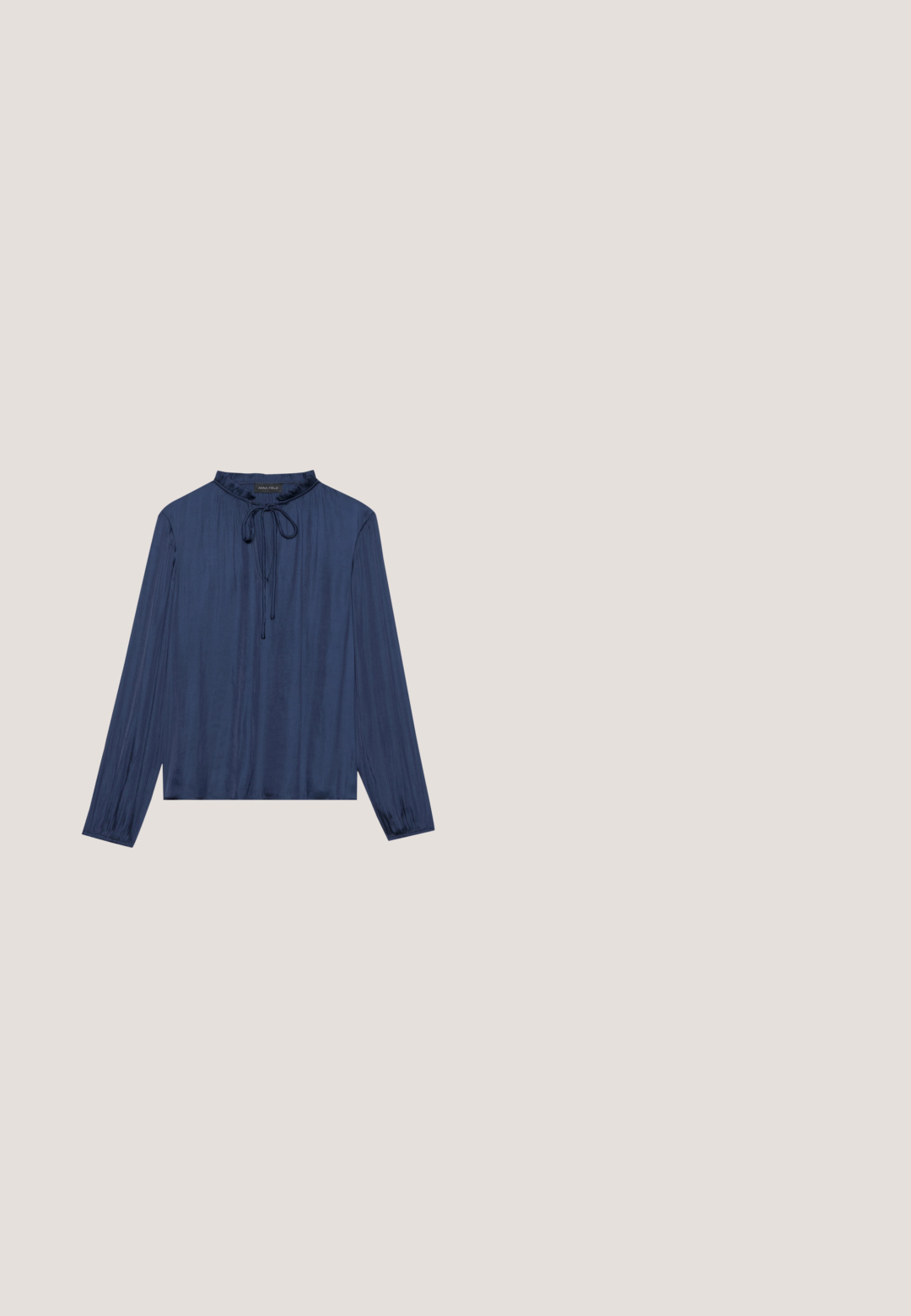 Marineblå bluse med lange ærmer, en rynket krave og bindedetalje foran. Fremstillet af glat, struktureret stof med en afslappet pasform.; Lyseblå denimjeans med lige ben, der har en frontknaplukning, fem lommer og diskret fading.; Sorte spidse slingback højhælede sko med en glat læderoverflade, blokhæle og justerbar ankelrem med gyldne detaljer.; Firkantede solbriller med en skildpaddemønstret front og gradientlinser. Stængerne har et leopardprintmønster med et gyldent logo-accents.; Burgundy læder clutch taske med et slankt, fladt design. Udstyret med en gylden kædestrop og en vinklet flaplukning. Glat tekstur med subtil glans.; Par af guldfarvede teksturerede hoop-øreringe med tynde stifter på en hvid baggrund.