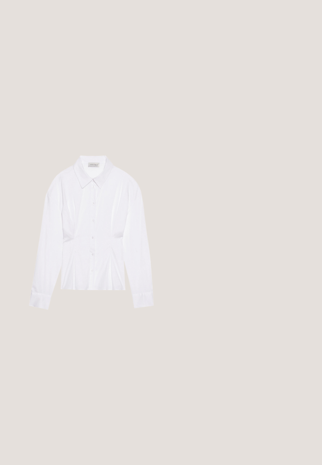 Blusa blanca de manga larga con cuello clásico, cierre frontal de botones y detalle fruncido en los laterales. Tejido suave con una forma entallada.; Pantalones de pierna ancha beige con un acabado texturizado, que presentan pliegues, cordón ajustable y un detalle de botón en la cinturilla.; Bailarinas de charol negro con un acento de moño, tacón bajo y punta redondeada, llevadas con una falda larga negra sobre un suelo de madera.; Gafas de sol estilo ojo de gato negras con lentes oscuras y un logo dorado en las patillas, mostradas sobre un fondo claro y sencillo.; Bolso tote de cuero negro con la parte superior fruncida y textura suave, que presenta dos asas resistentes y un pequeño logo dorado en la parte frontal.; Par de pendientes de aro en tono dorado con detalles de cuentas redondeadas a lo largo del borde exterior sobre un fondo claro.