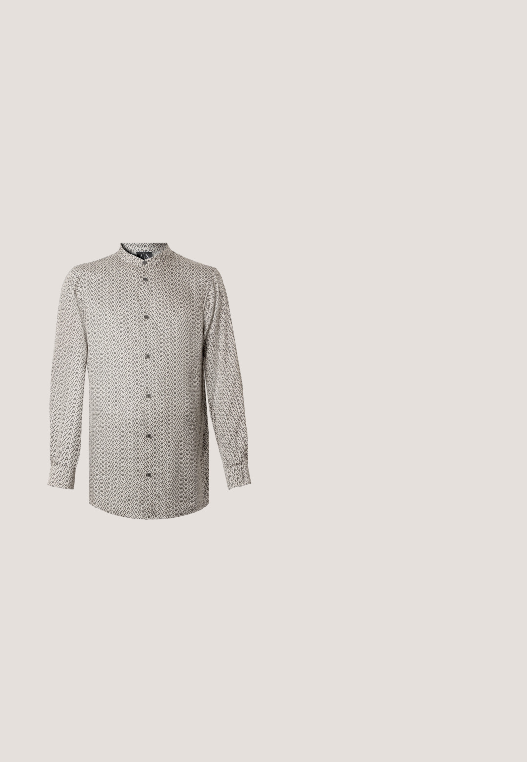 Chemise à manches longues dans un motif géométrique beige et noir, dotée d'un col montant et d'une fermeture à boutons, fabriquée dans un tissu léger.; Pantalon noir en tissu lisse, avec une coupe droite, fermeture éclair, bouton et passants de ceinture. Style basique et fonctionnel.; Mocassin en cuir noir avec une finition lisse, une sangle décorative sur le dessus, un bout rond et un petit talon empilé.; Cravate noire avec petits pois blancs, présentée à plat sur un fond gris clair.; Porte-documents en cuir noir avec doubles poignées et bandoulière détachable, design minimaliste sur fond uni.; Ceinture en cuir noir avec boucle rectangulaire argentée enroulée sur un fond clair uni.