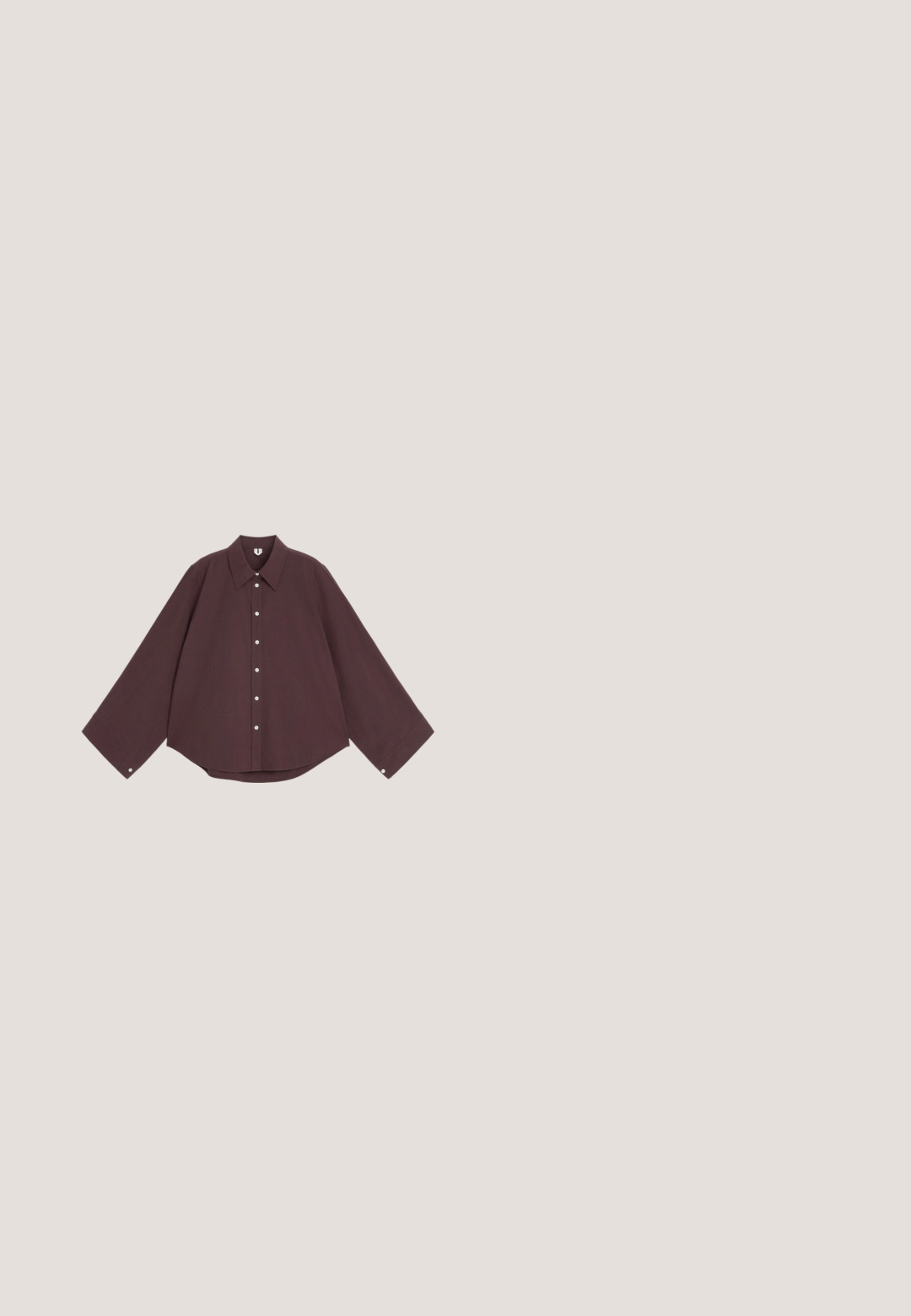 Chemise marron foncé à manches longues avec boutons, larges poignets et col pointu, étalée à plat sur un fond blanc.; Jean en denim bleu foncé à taille haute, jambe droite, cinq poches et surpiqûres contrastées. Design classique avec une texture lisse.; Des sandales en cuir marron à glisser présentent deux larges lanières avec du matériel doré, reposant sur une semelle en caoutchouc noir texturé.; Lunettes de soleil à monture en métal mince avec des verres carrés teintés marron et des branches fines sur une surface claire.; Sac fourre-tout en cuir bordeaux avec doubles anses pour épaule et une petite plaque rectangulaire dorée portant un nom au centre avant, sur fond blanc.; Boucles d'oreilles créoles en ton or avec un design en forme de U, surface lisse et fermeture à charnière. Présentent une esthétique épurée et moderne ainsi qu'une finition brillante.